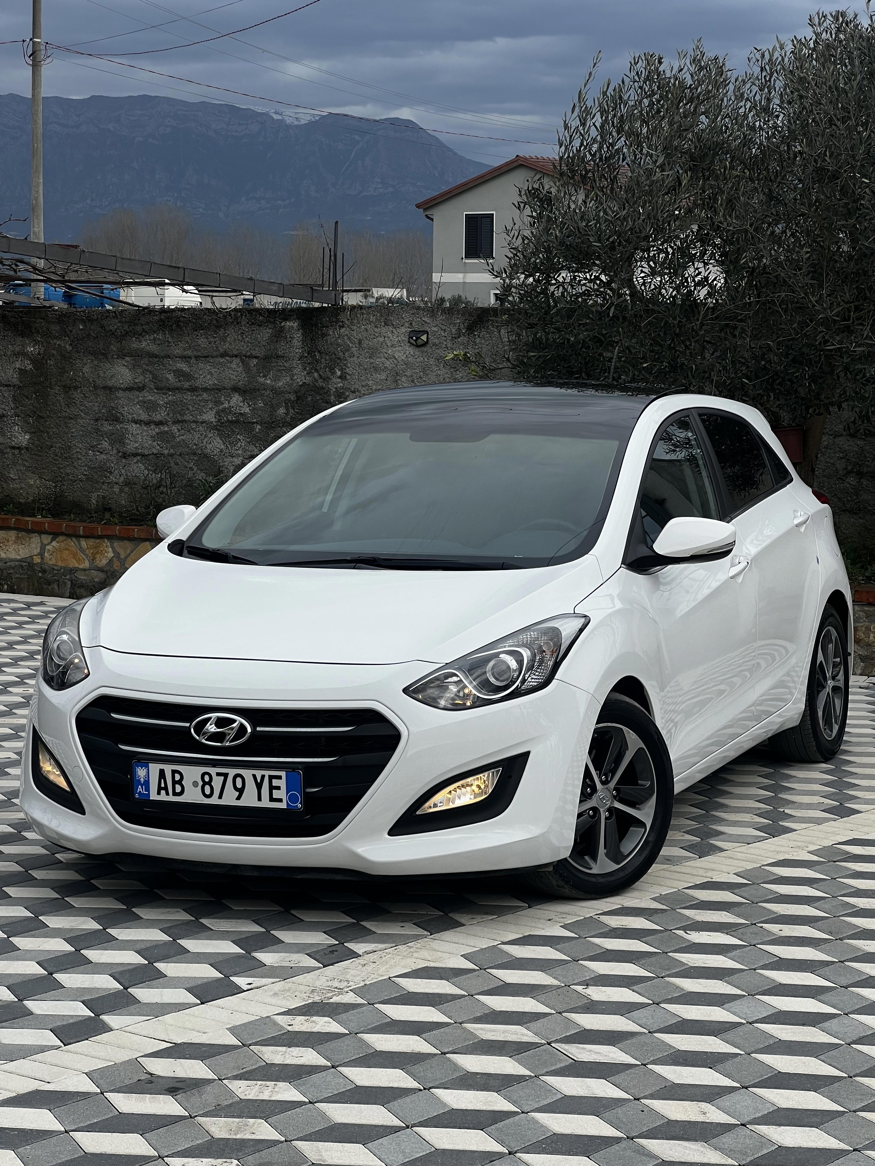 Hyundai I30 - side view