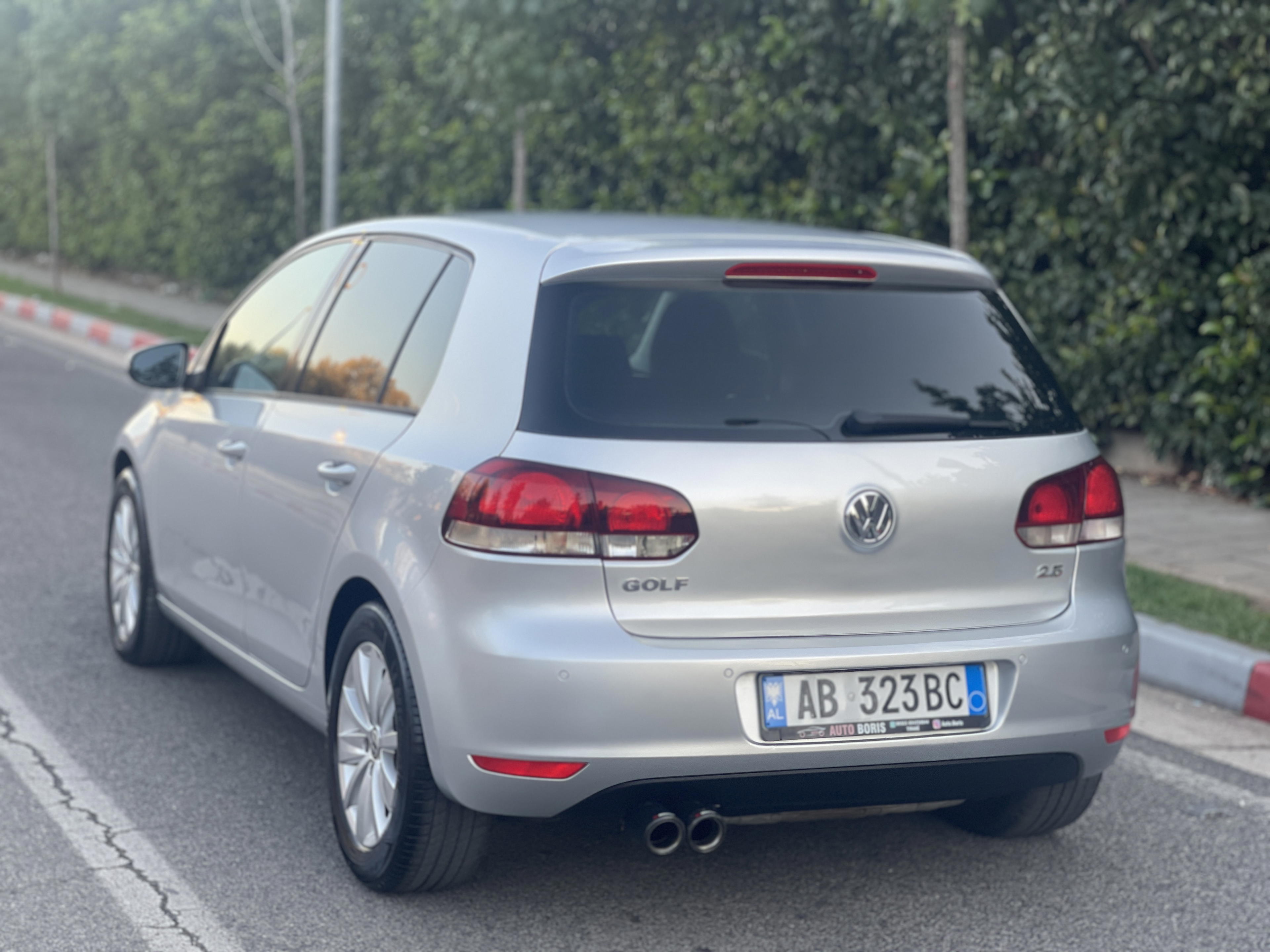 Volkswagen Golf - side view
