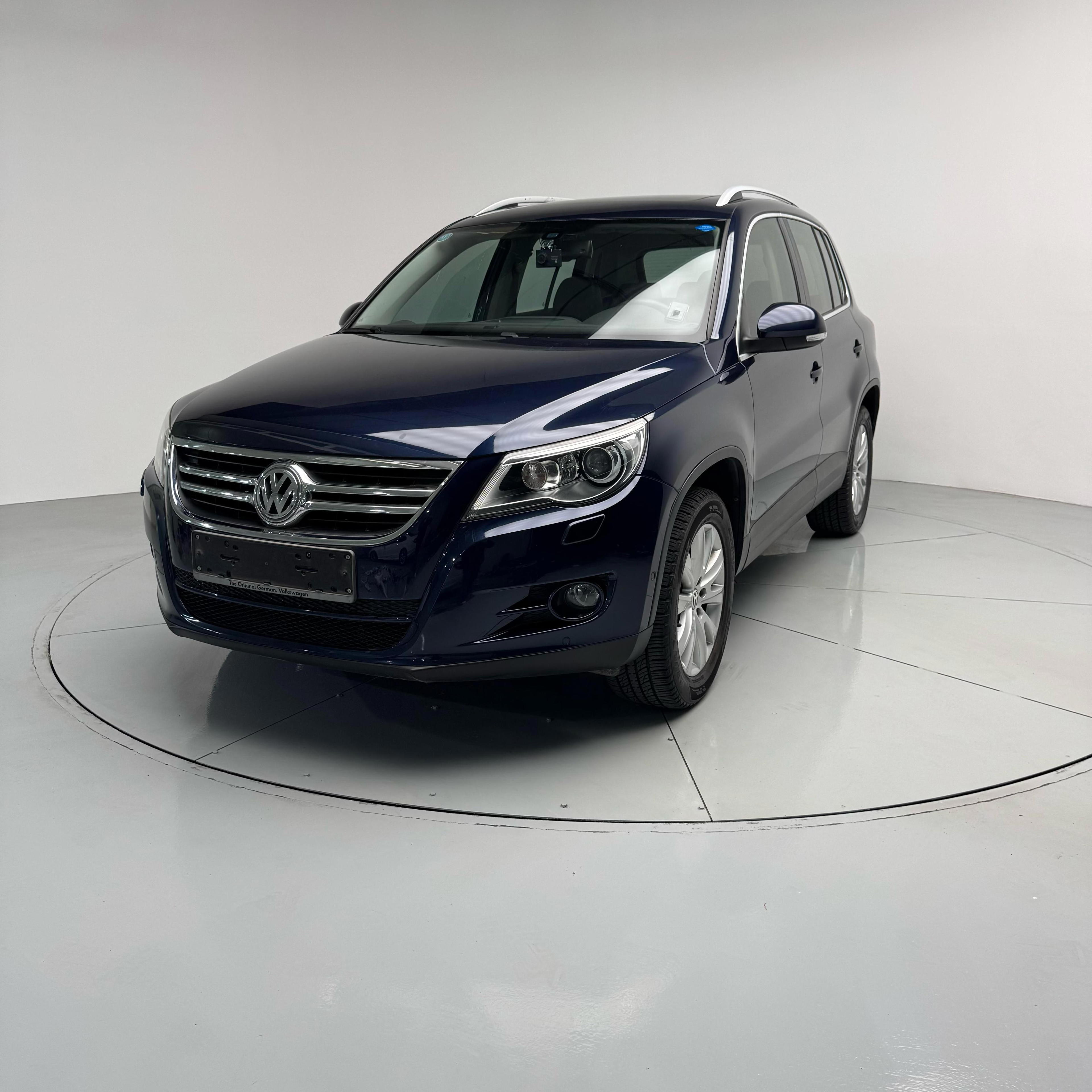 Volkswagen Tiguan - side view