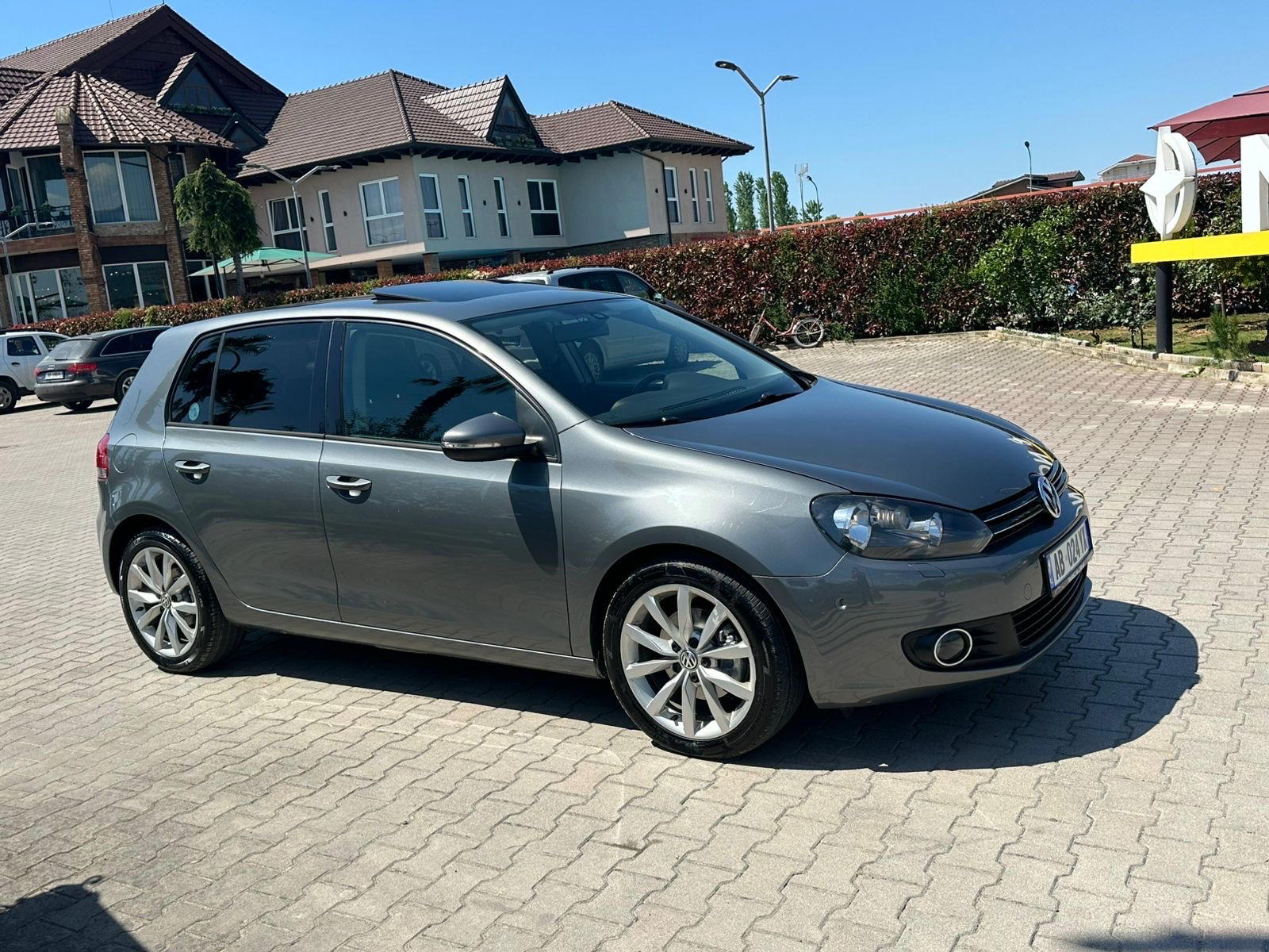 Volkswagen Golf - side view