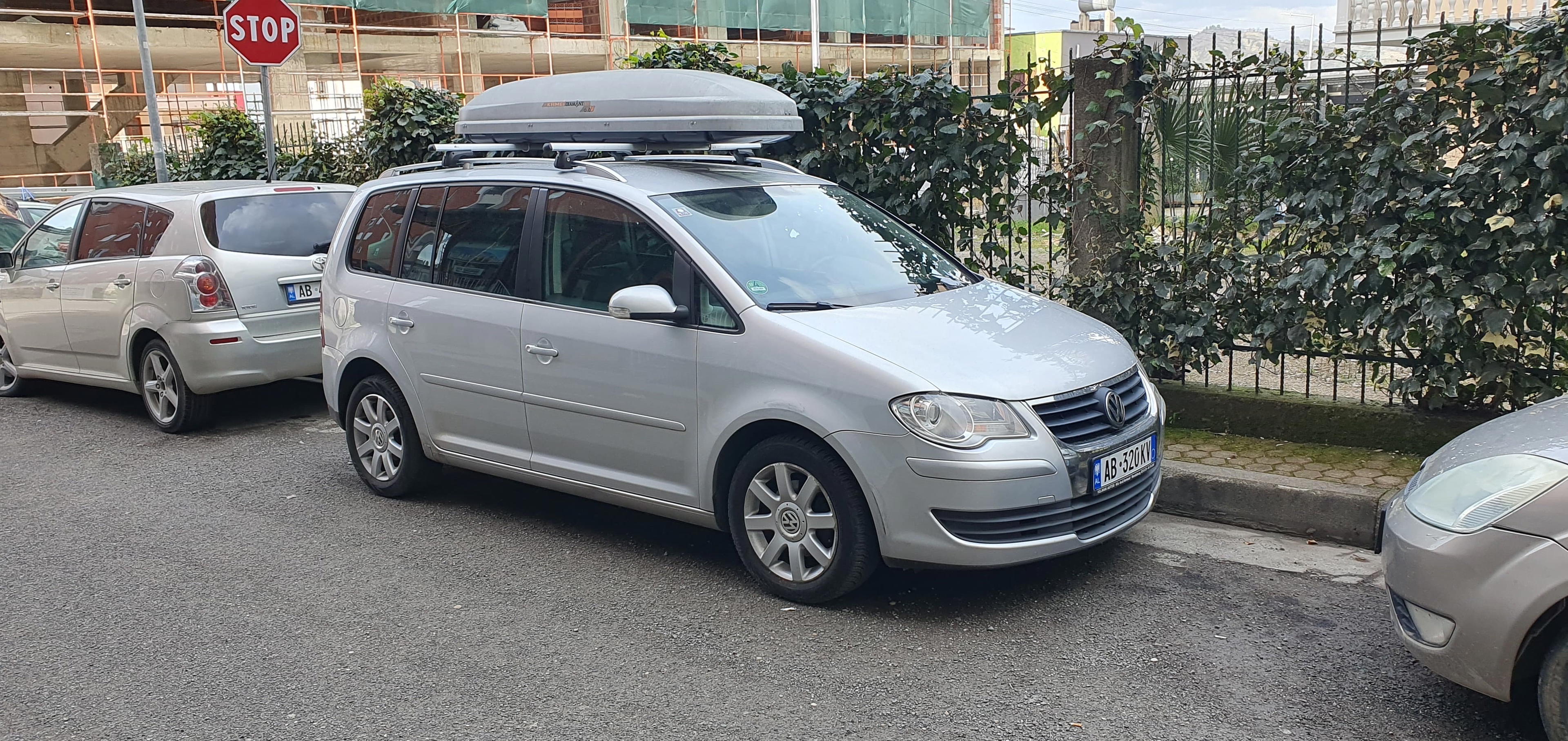 Volkswagen Touran - side view