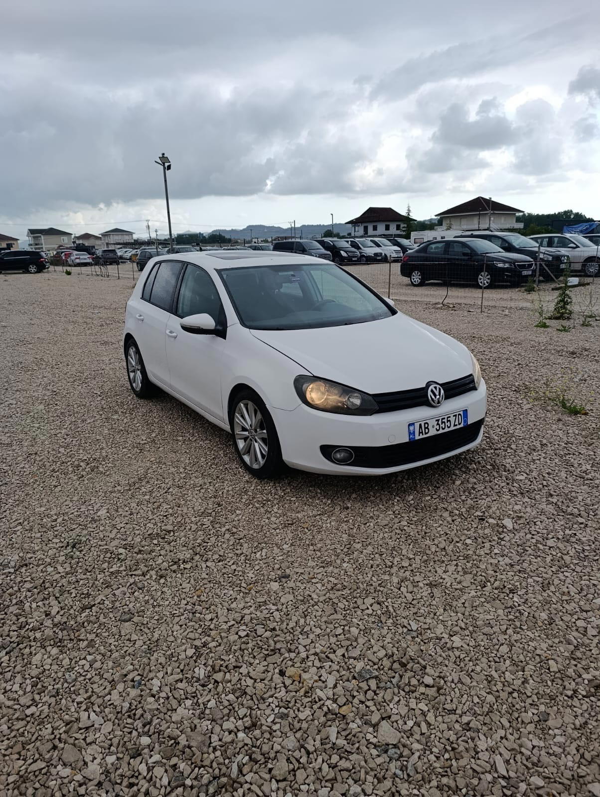 Volkswagen Golf - side view