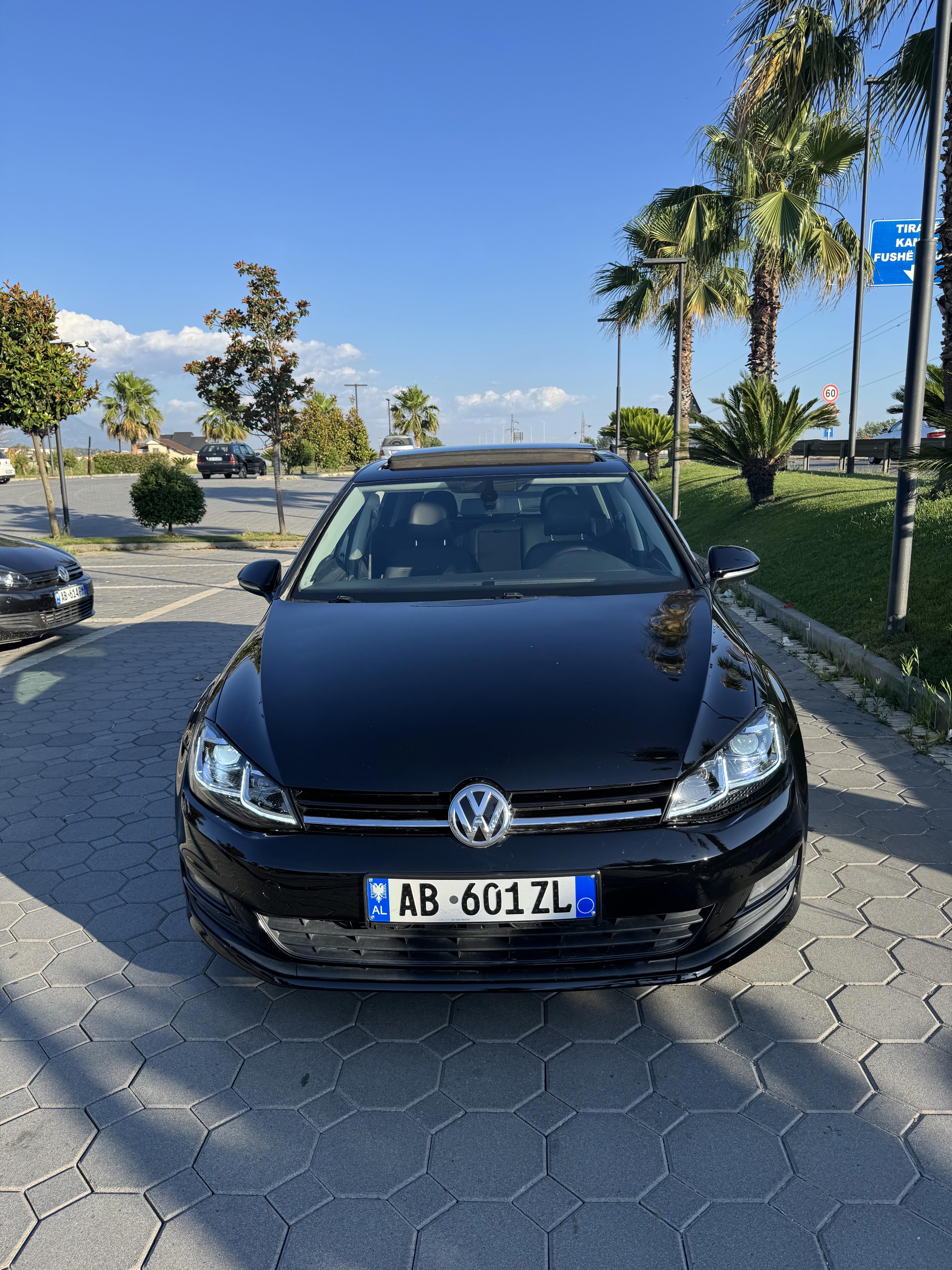 Volkswagen Golf - side view