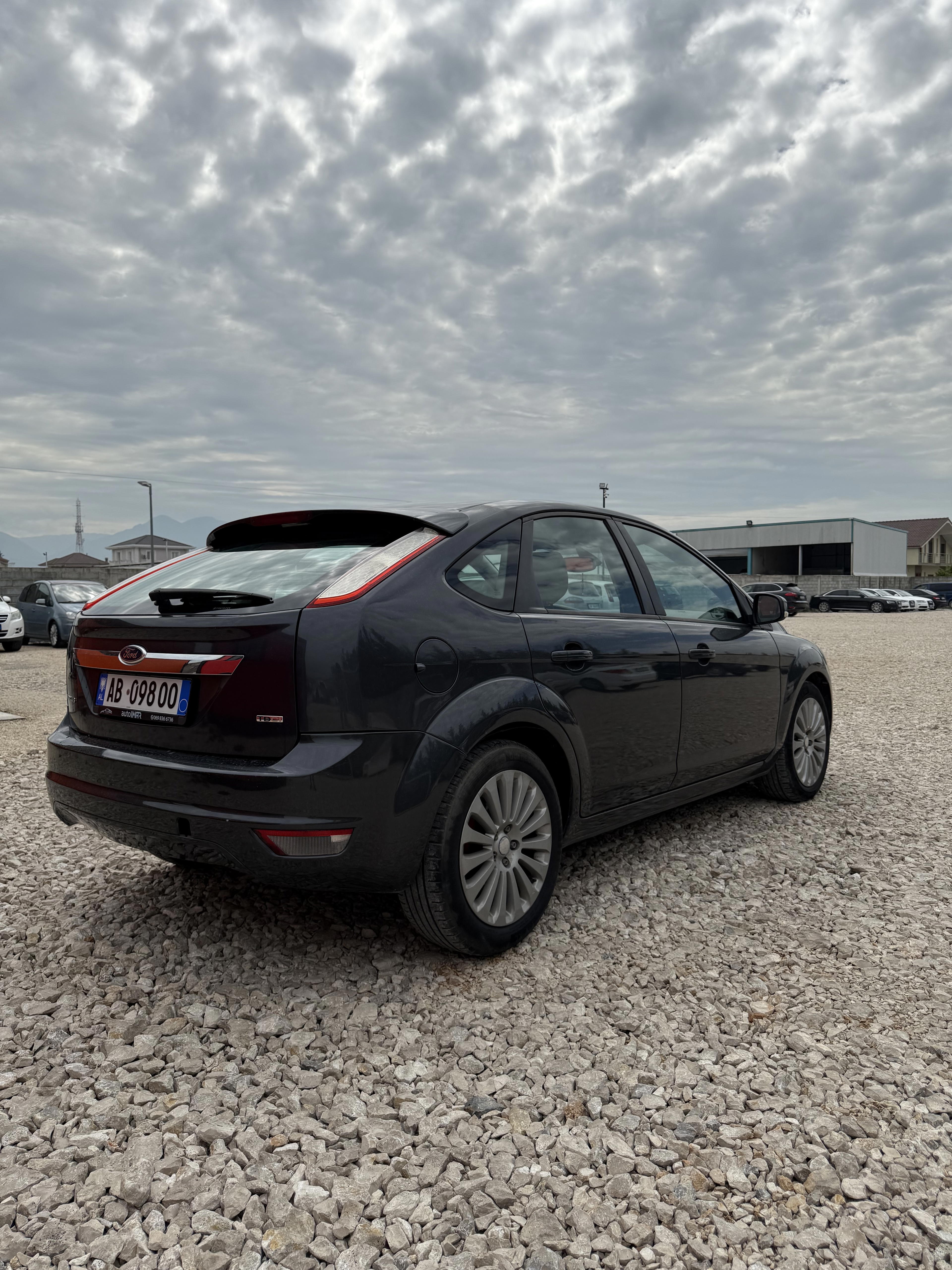 Ford Focus - side view