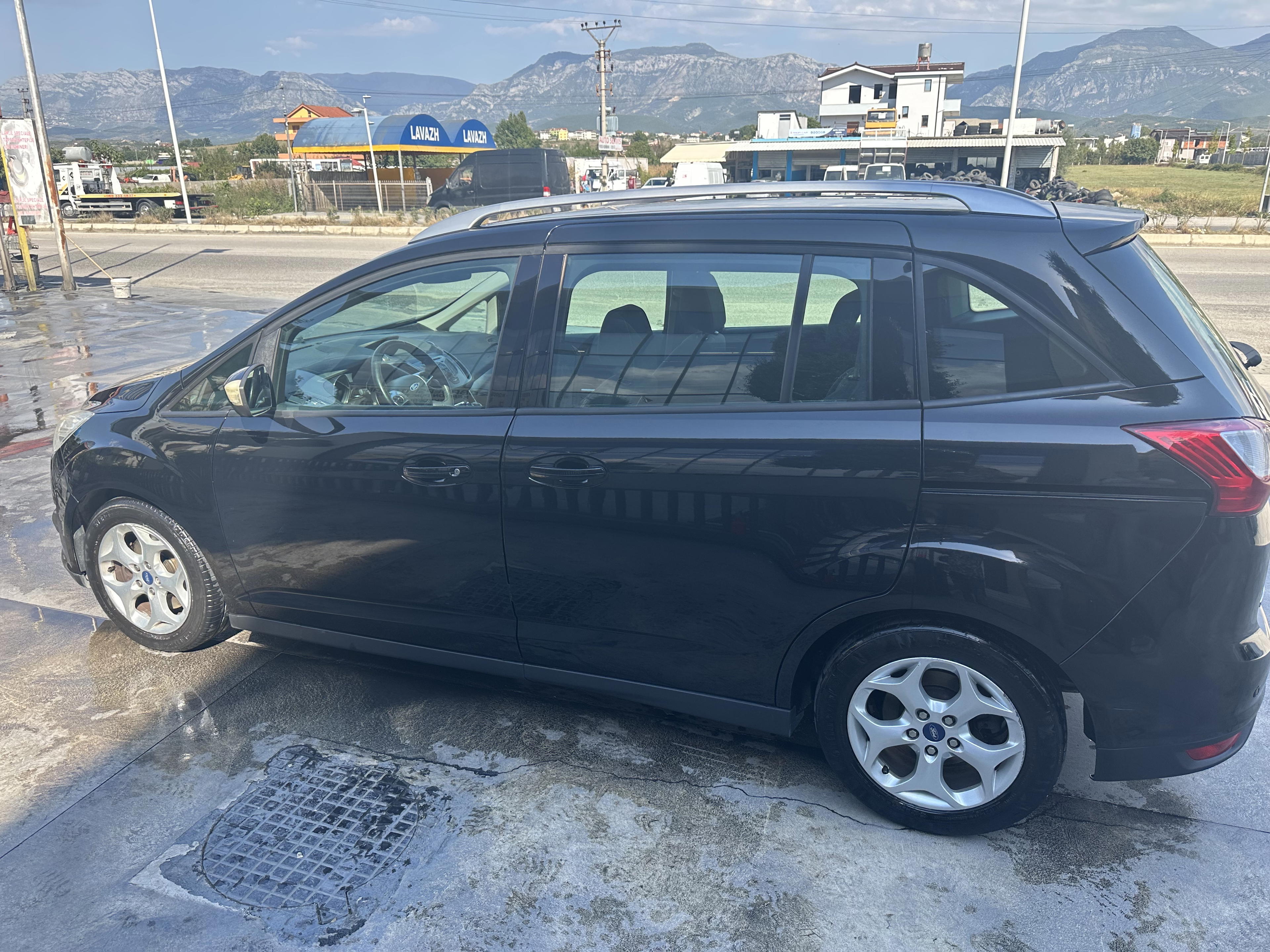 Ford C-MAX Energi - side view
