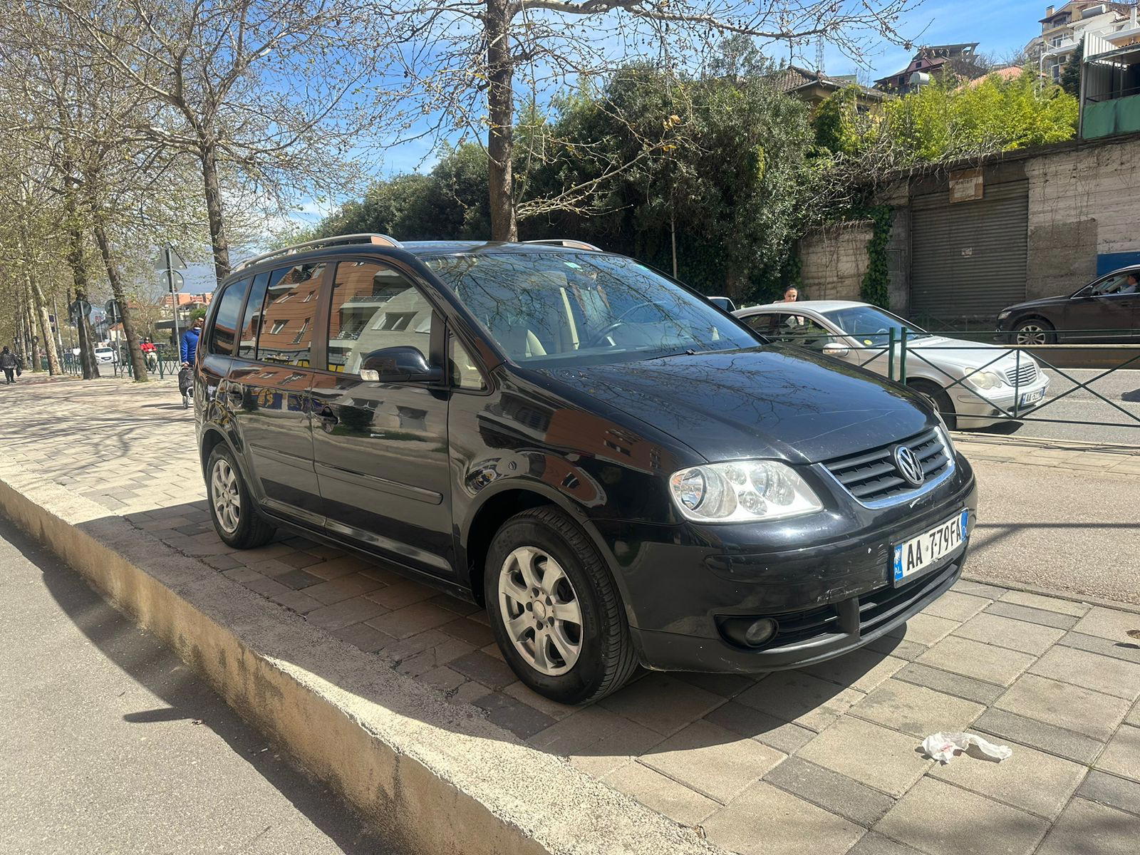 Volkswagen Touran - side view