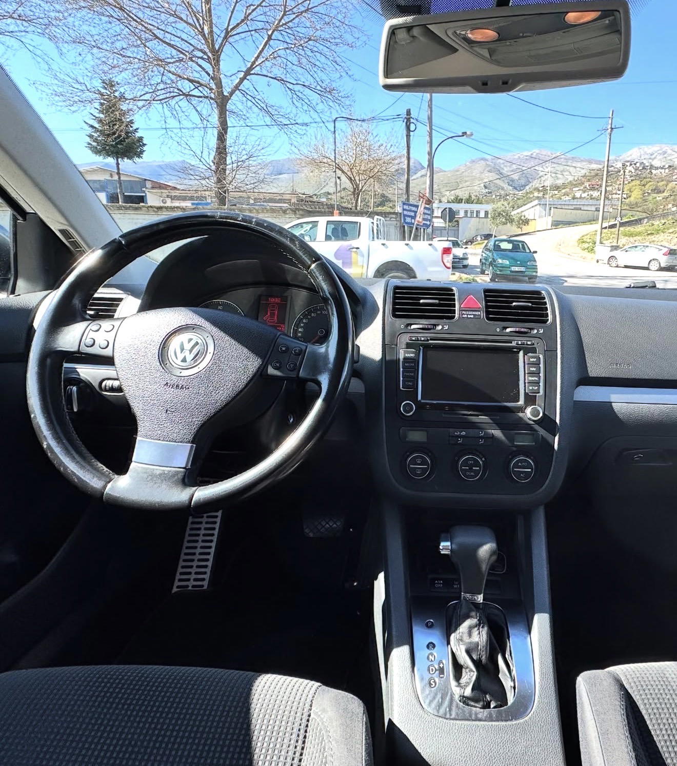 Volkswagen Jetta - main photo