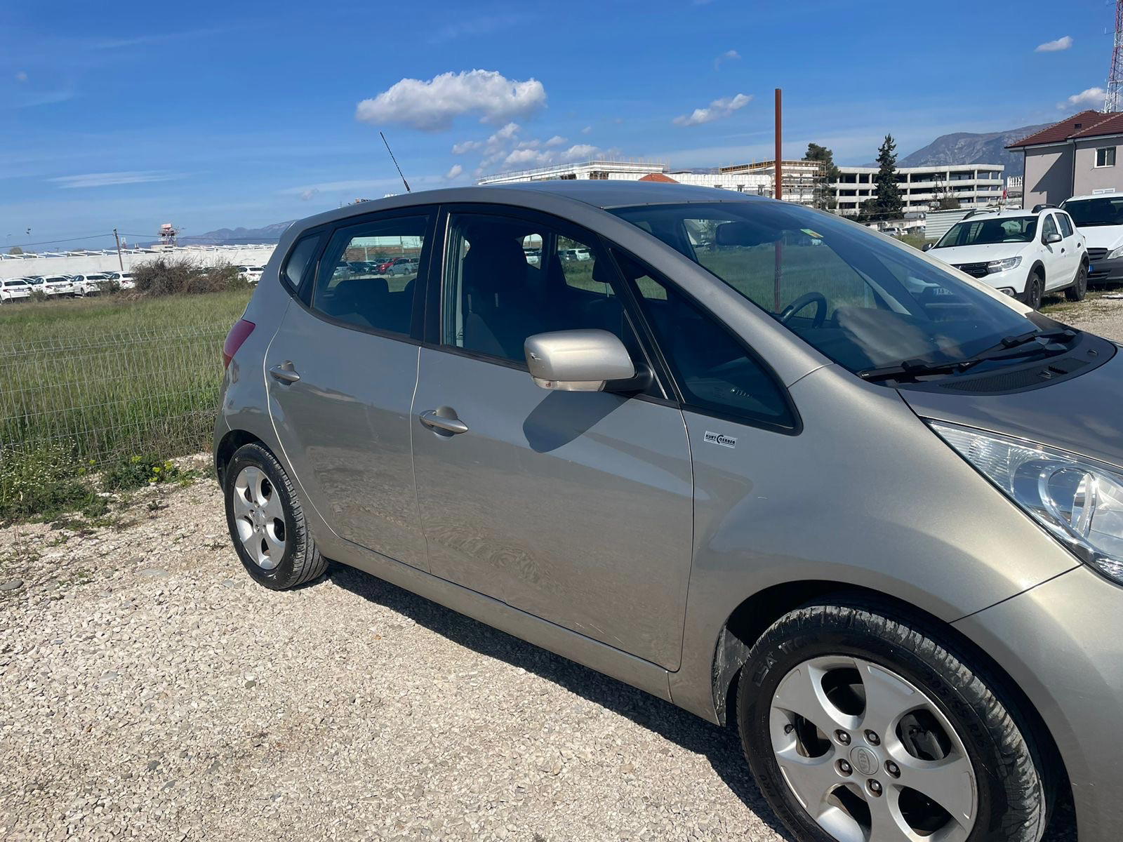 Kia Forte5 - side view