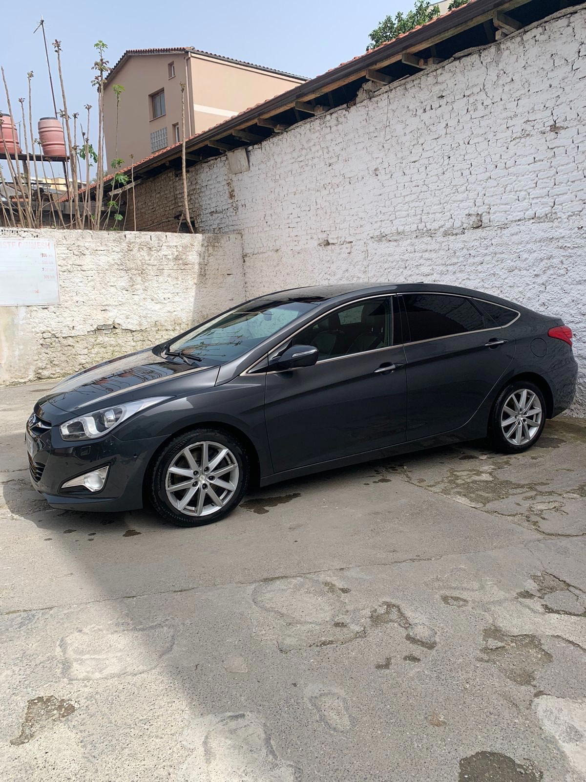 Hyundai I40 - side view