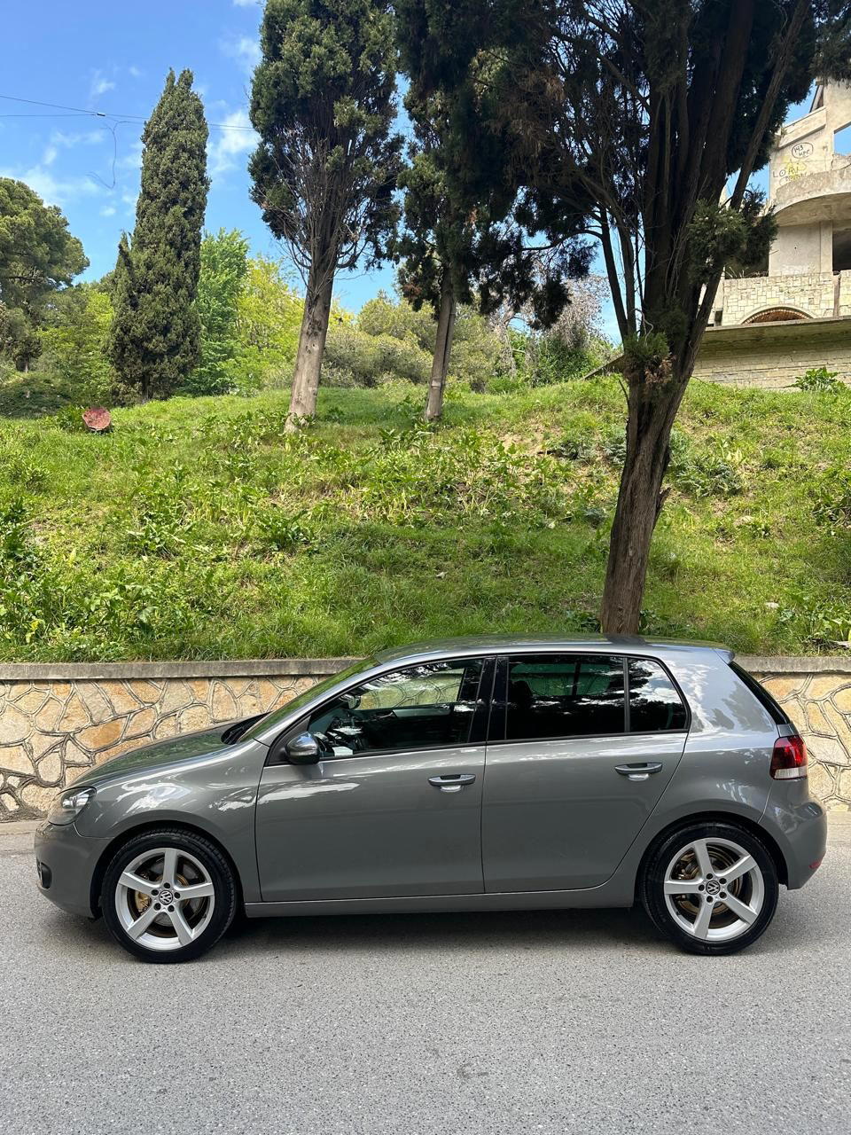 Volkswagen Golf - side view