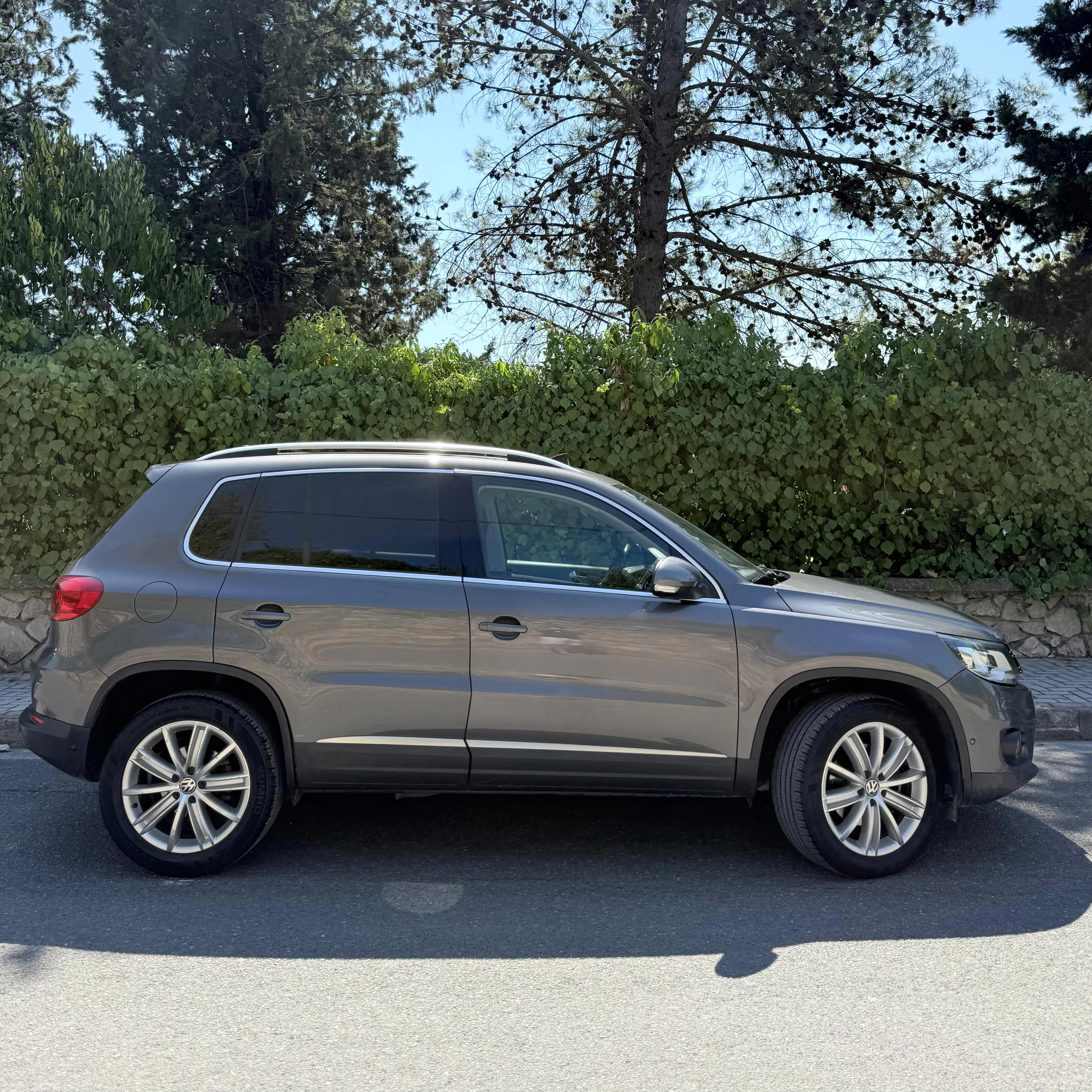 Volkswagen Tiguan - side view
