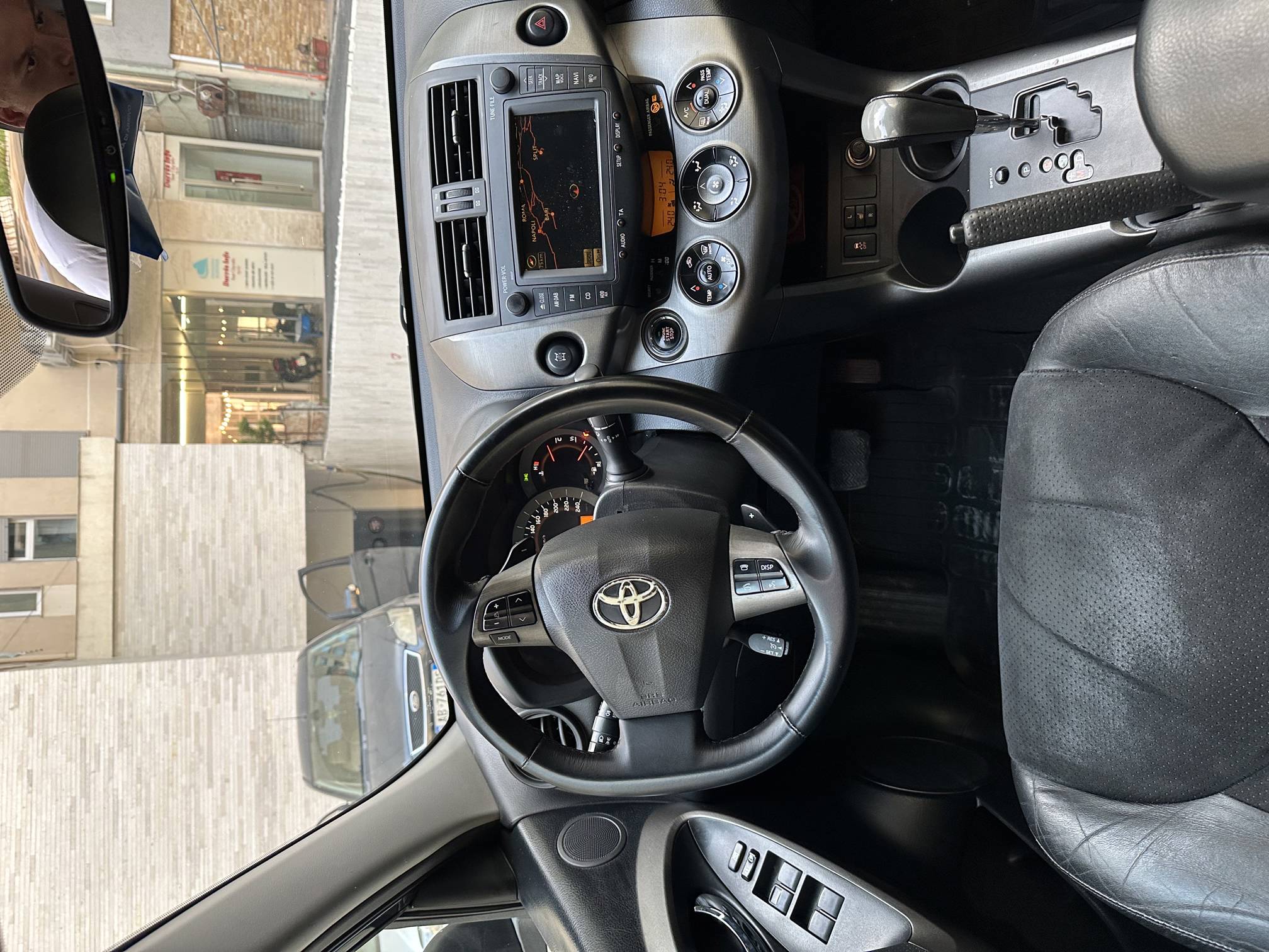 Toyota RAV4 - photo 3