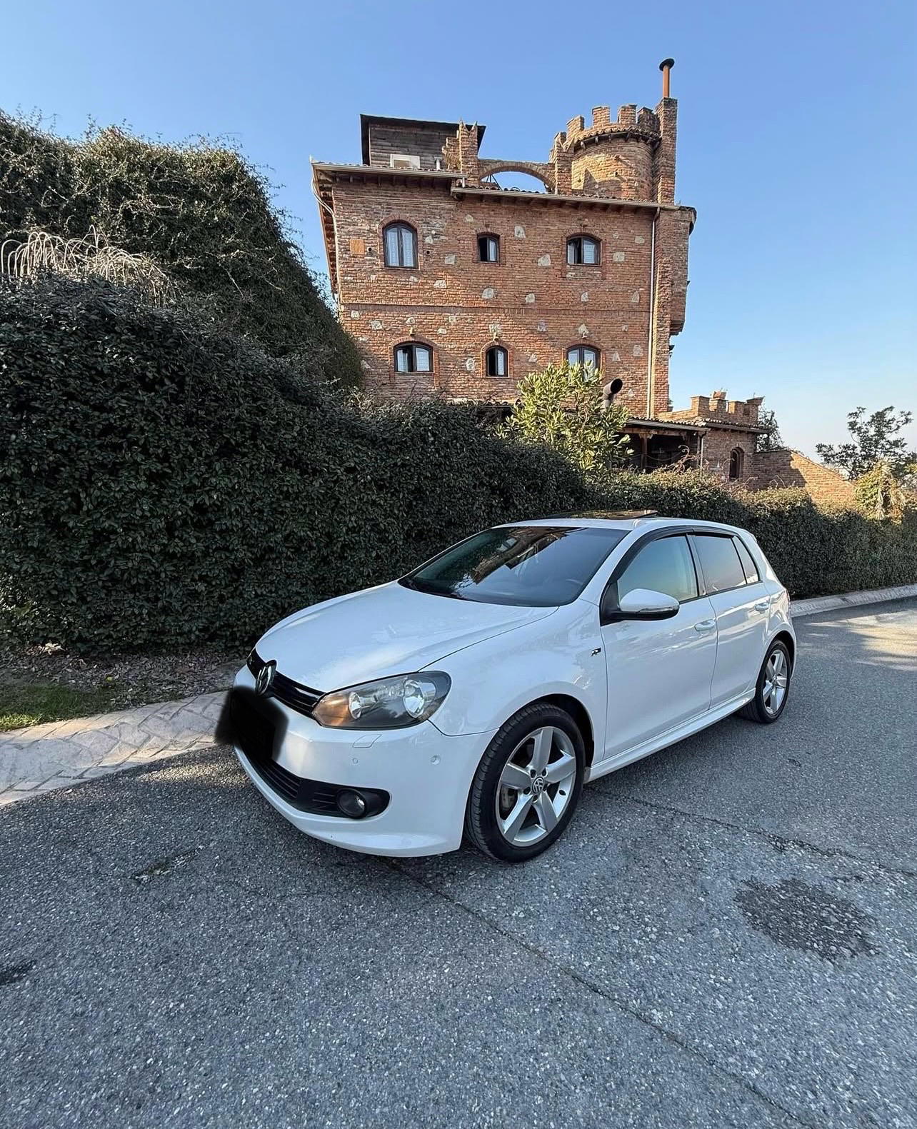 Volkswagen Golf - side view