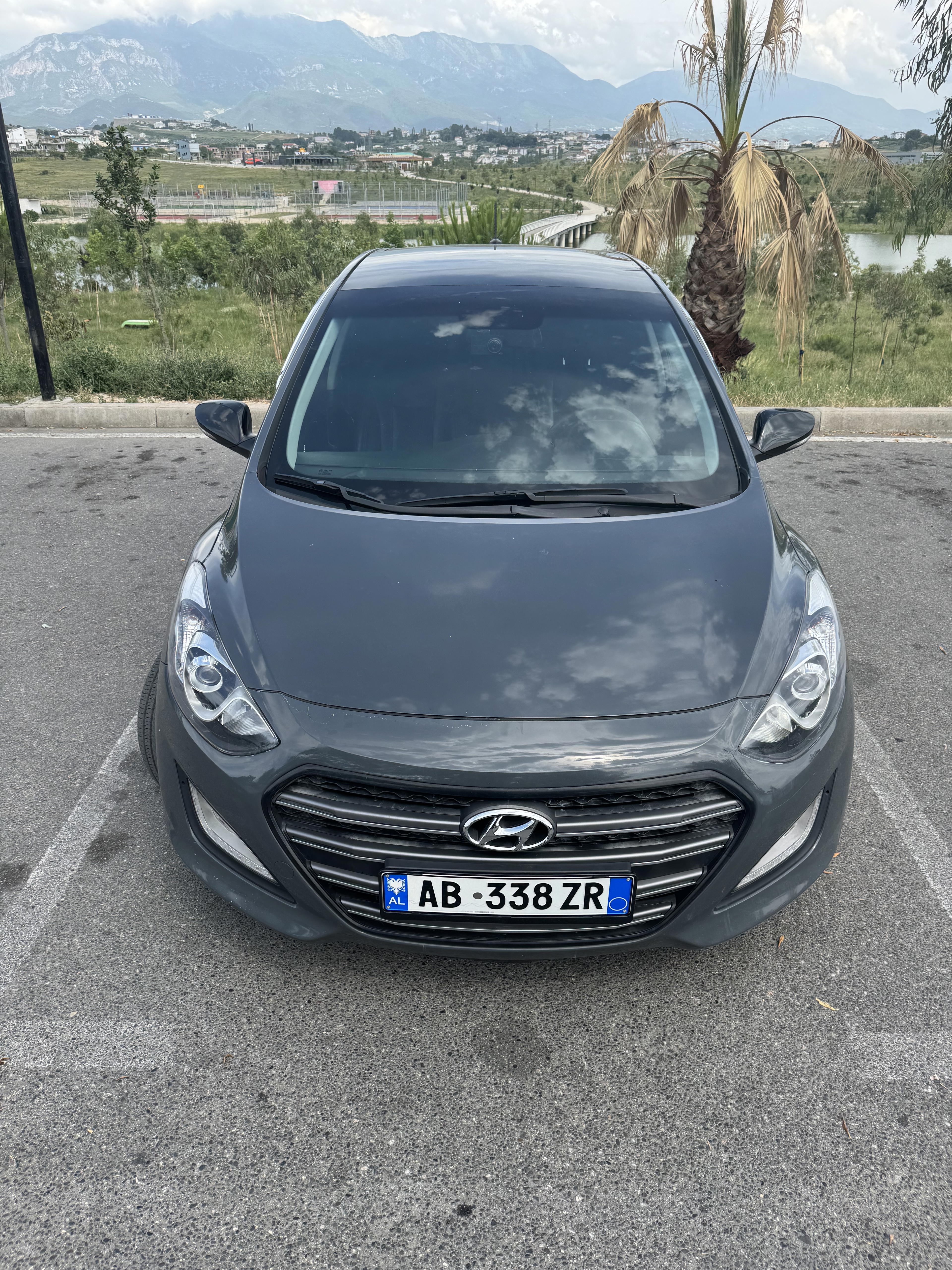Hyundai I30 - side view