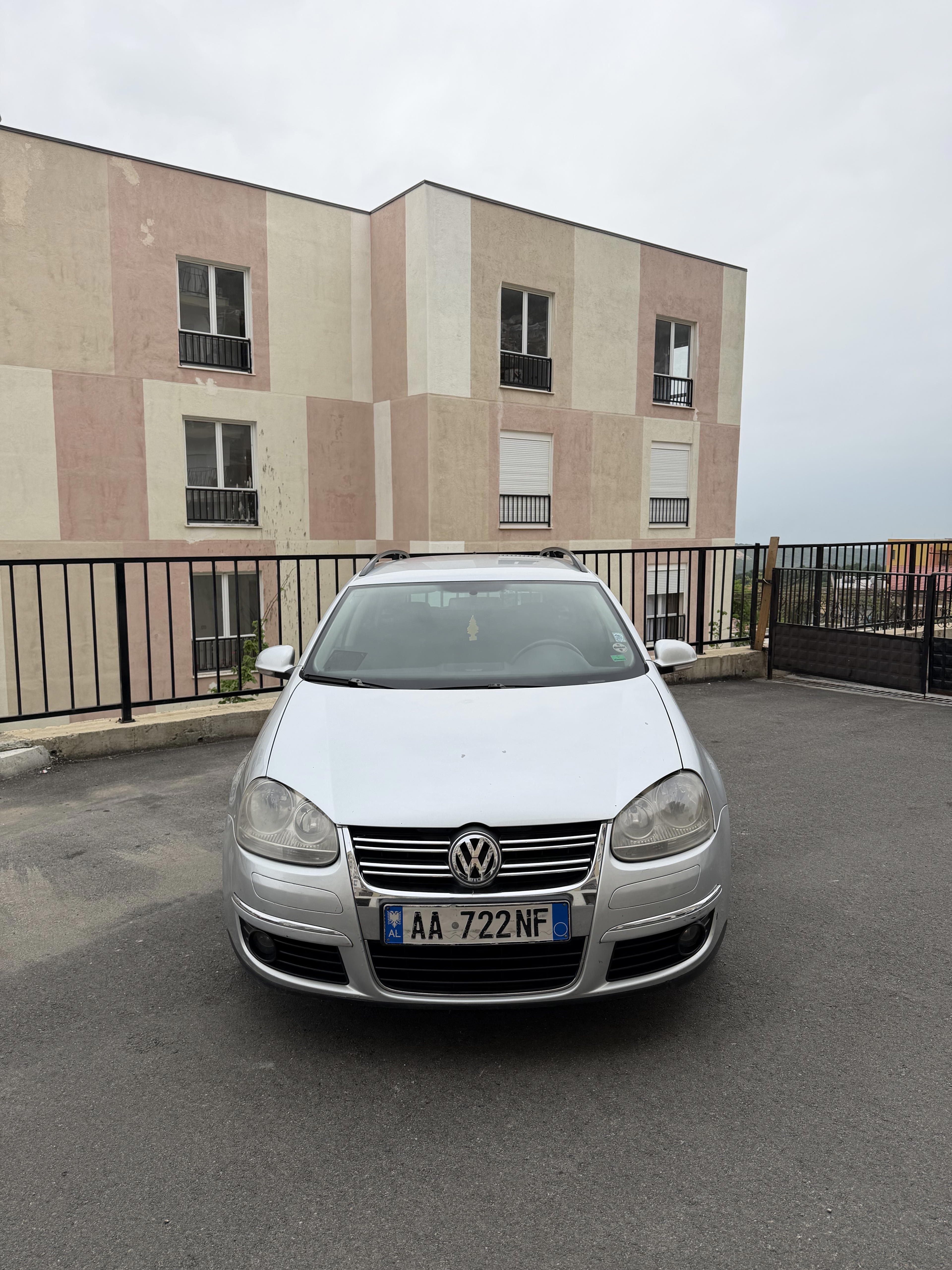 Volkswagen Golf - side view