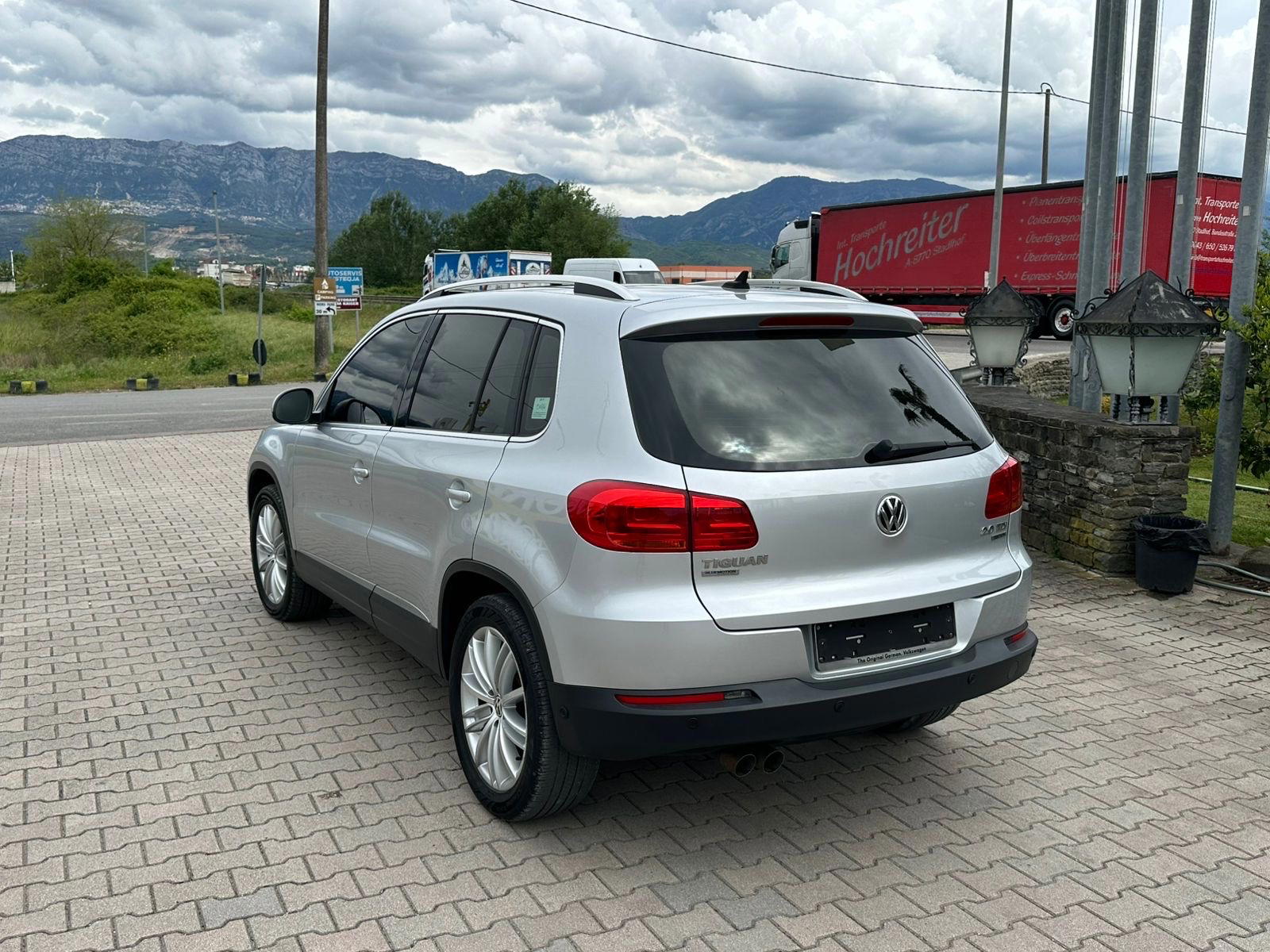 Volkswagen Tiguan - side view