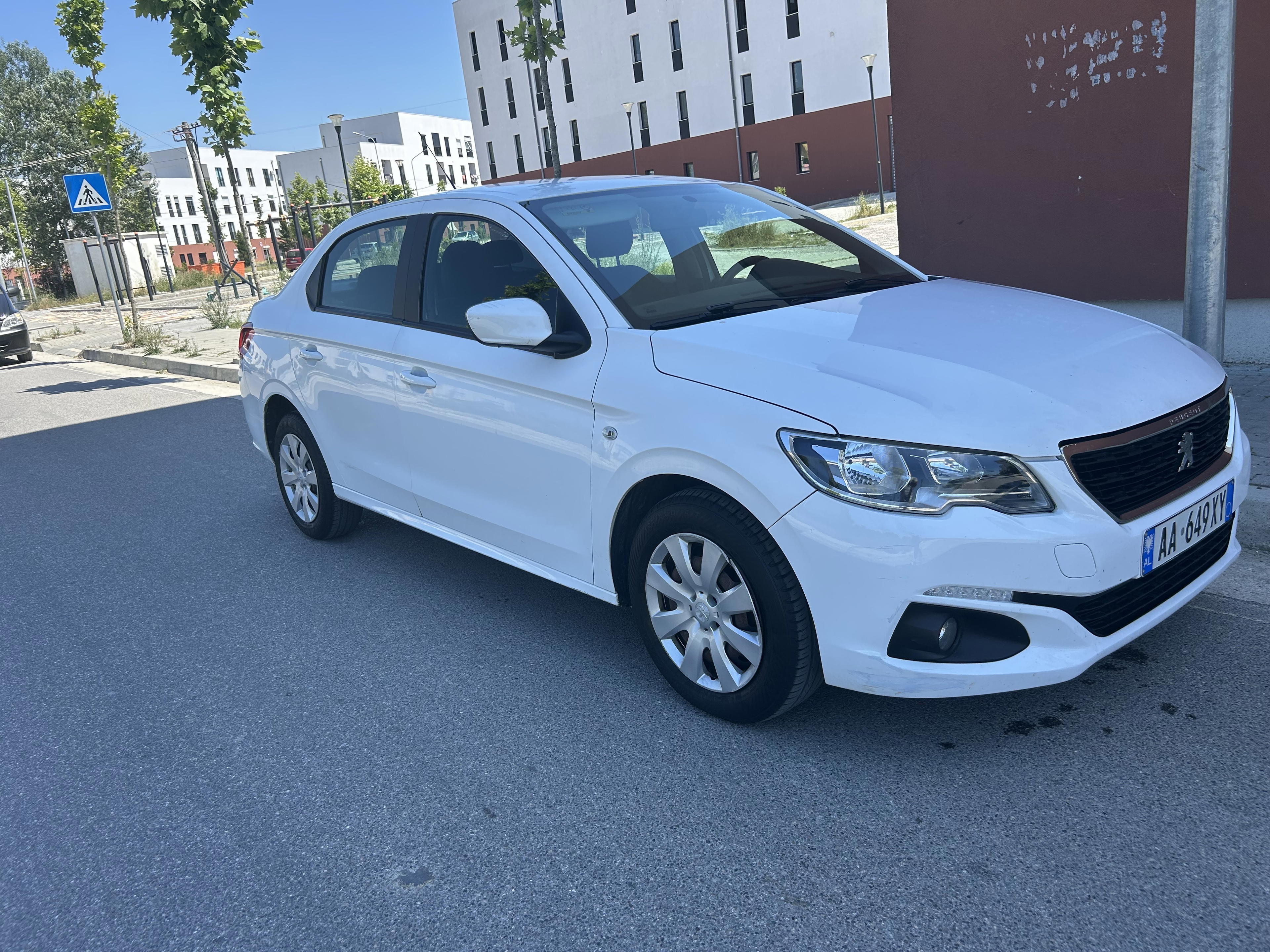 Peugeot 301 - side view