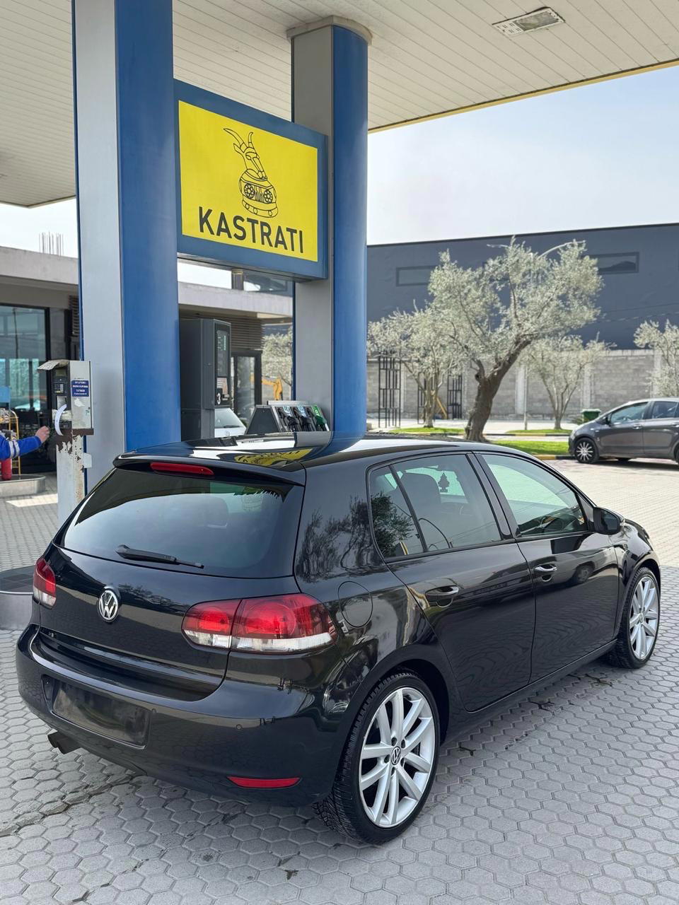 Volkswagen Golf - side view