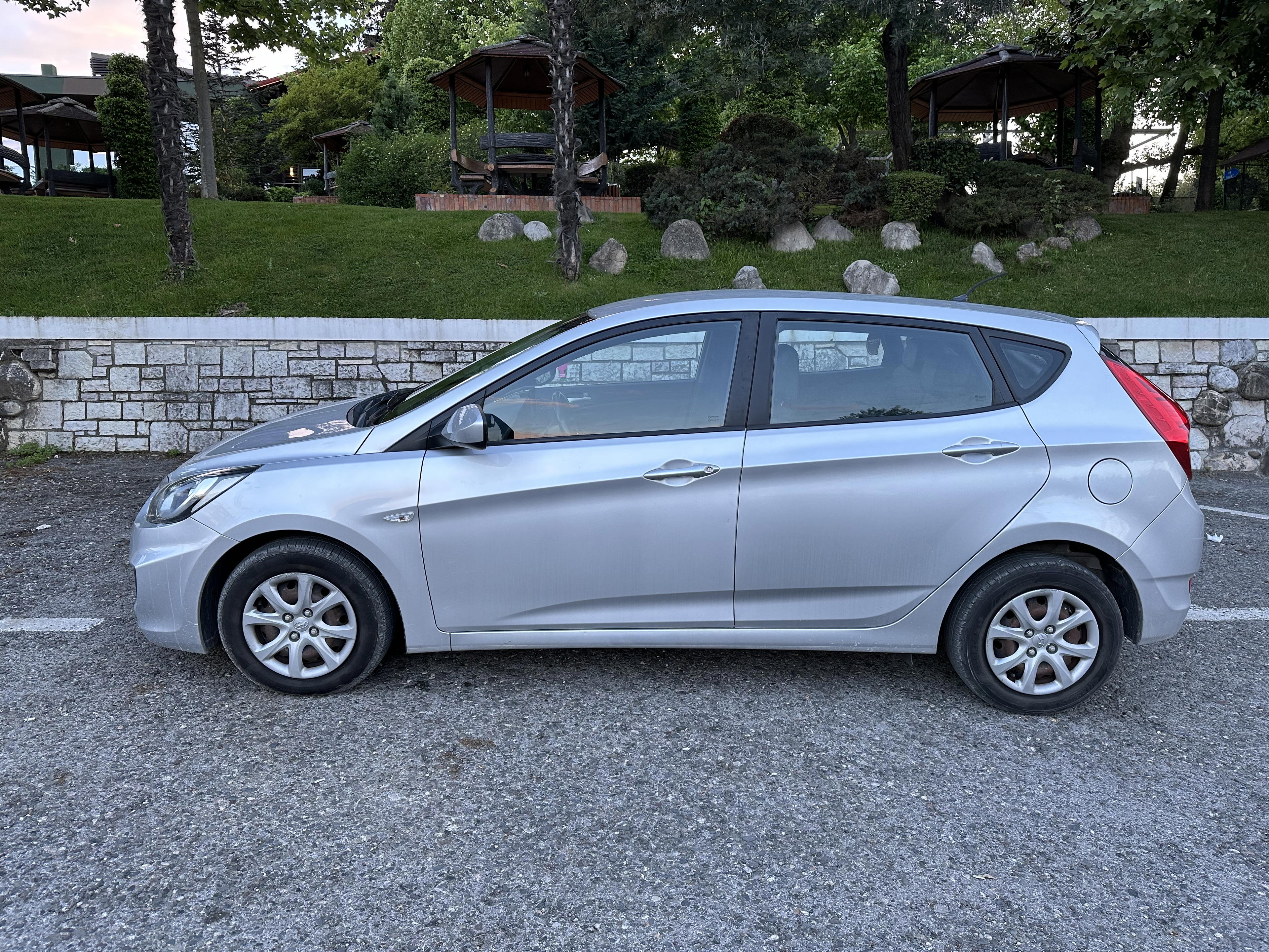 Hyundai Accent - side view