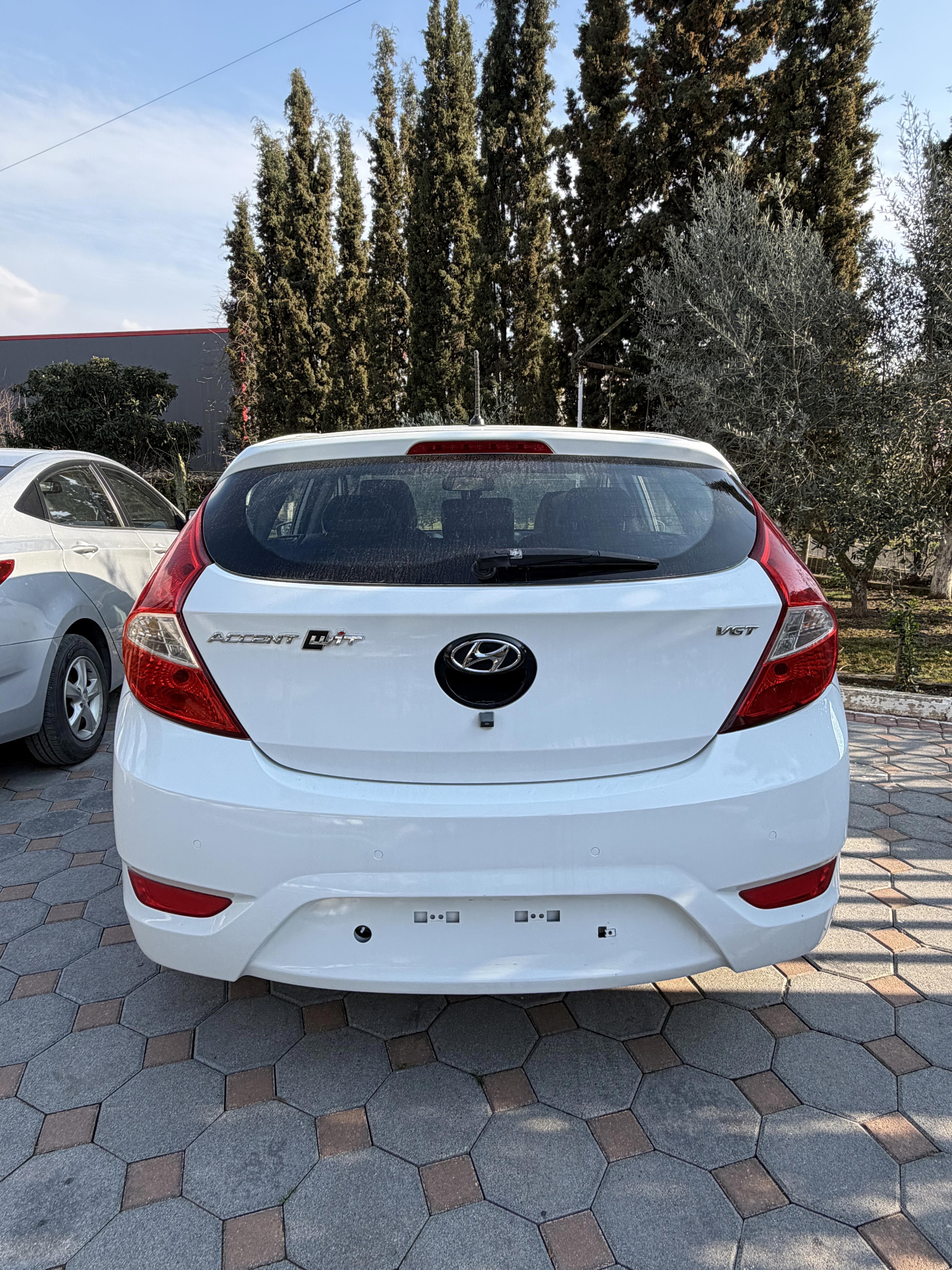 Hyundai Accent - photo 3