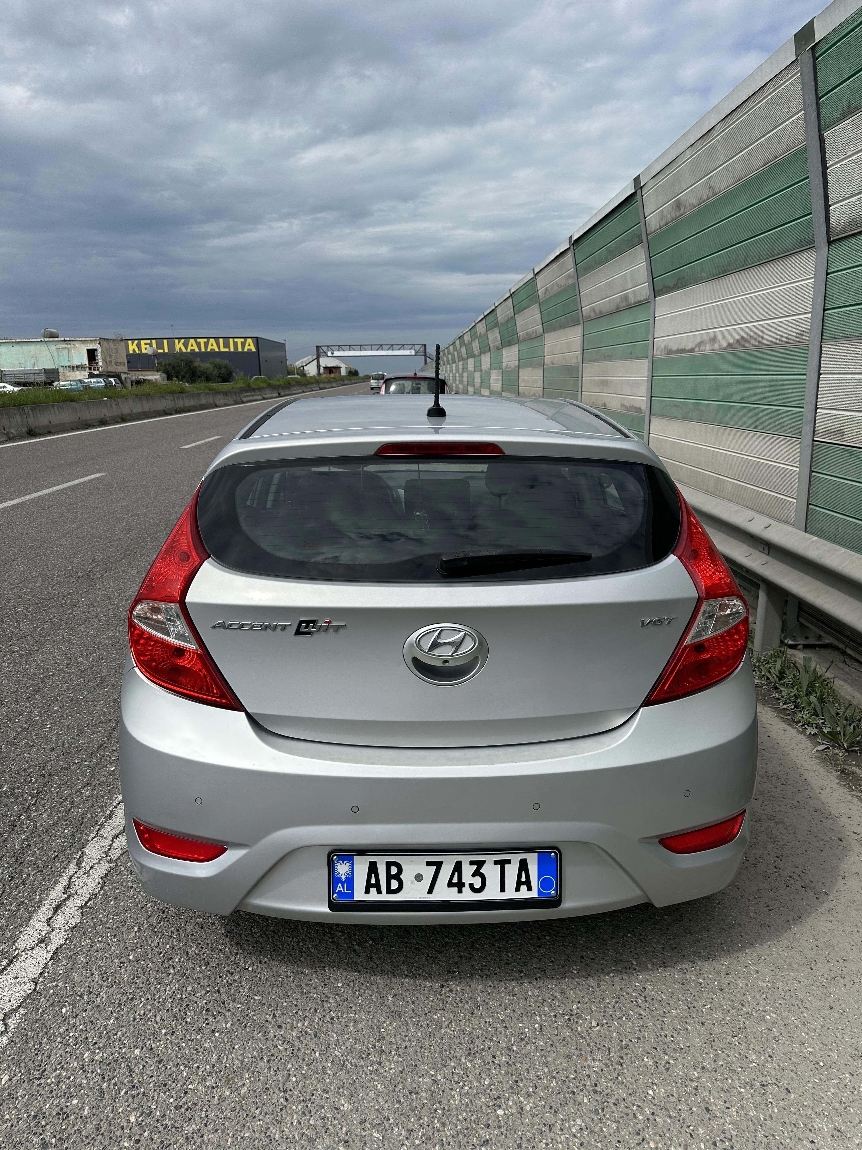 Hyundai Accent - photo 3
