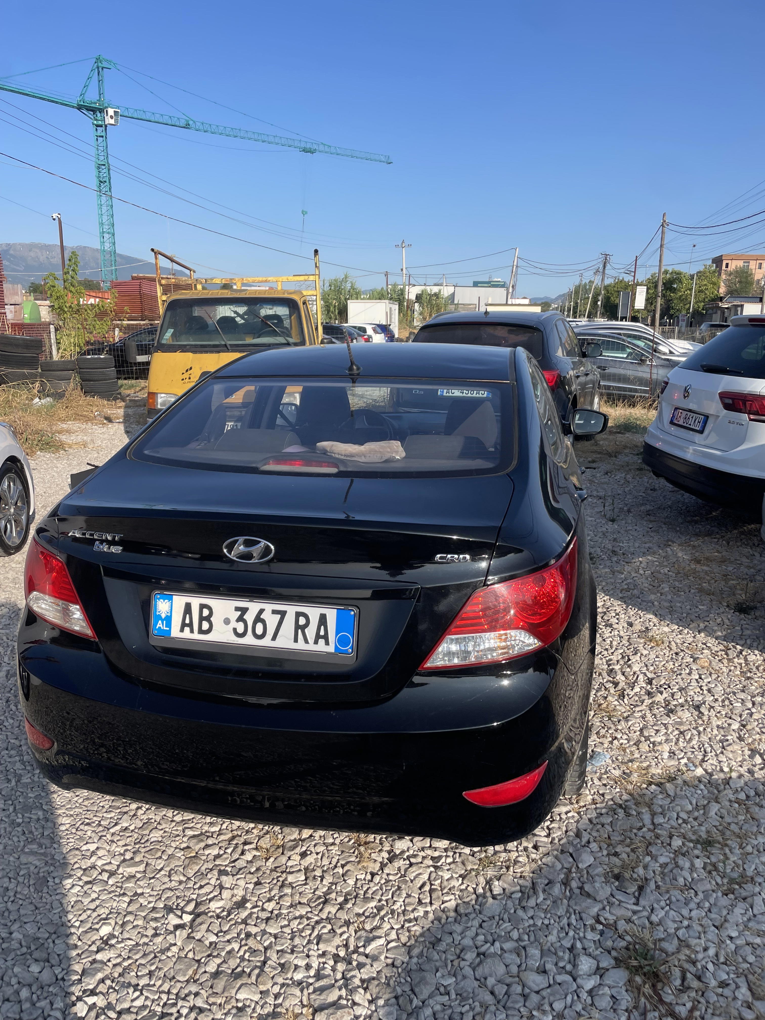 Hyundai Accent - side view