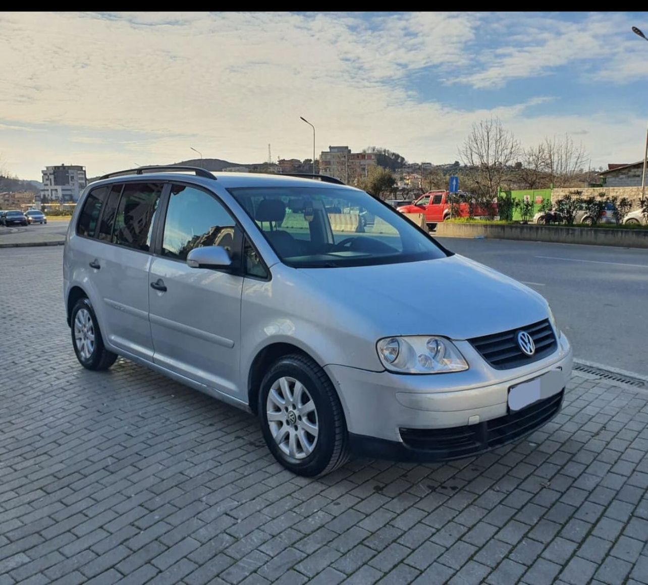 Volkswagen Touran - main photo