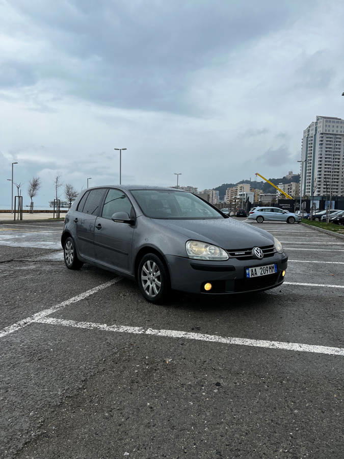 Volkswagen Golf - side view
