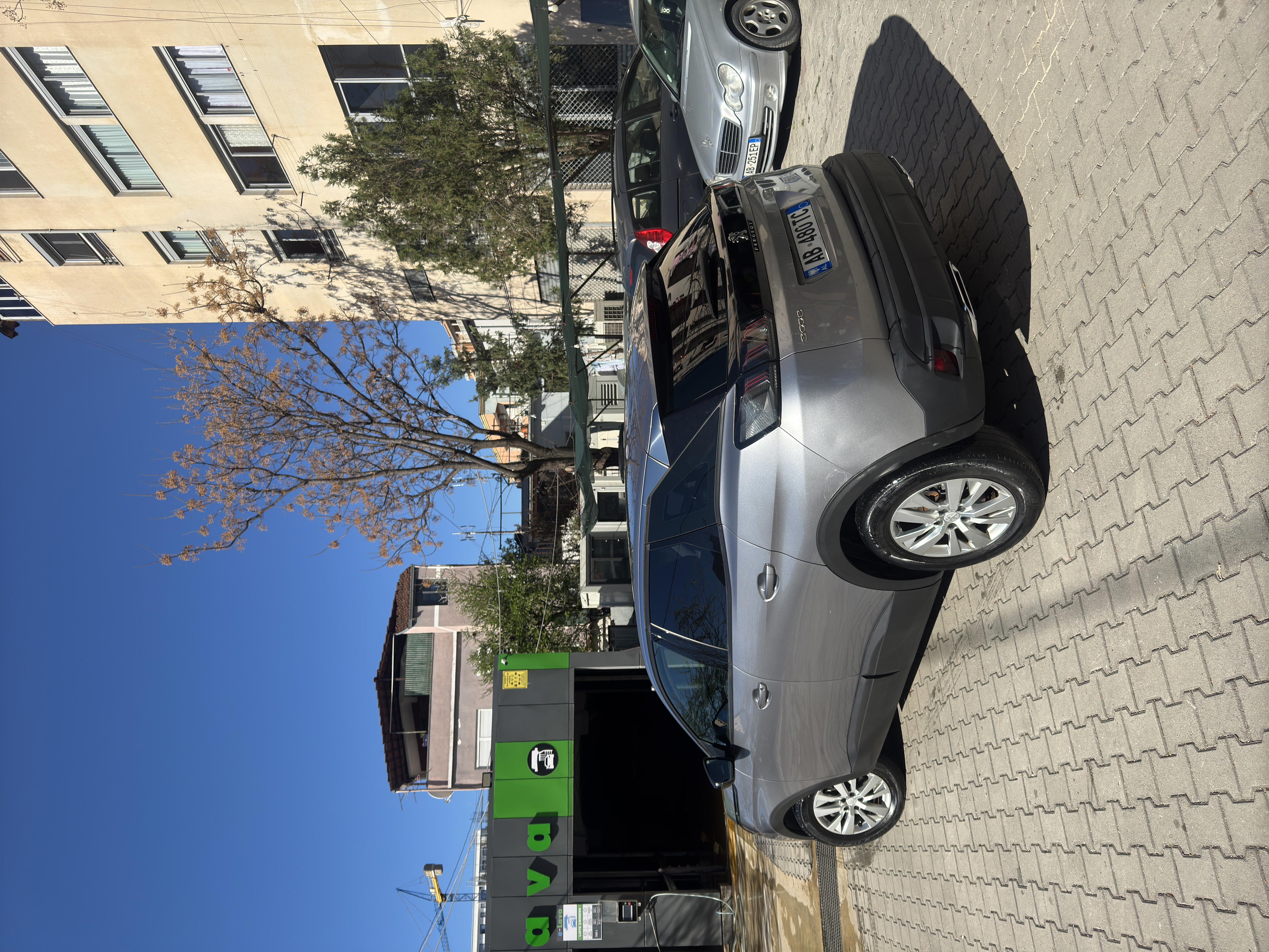 Peugeot 3008 - side view
