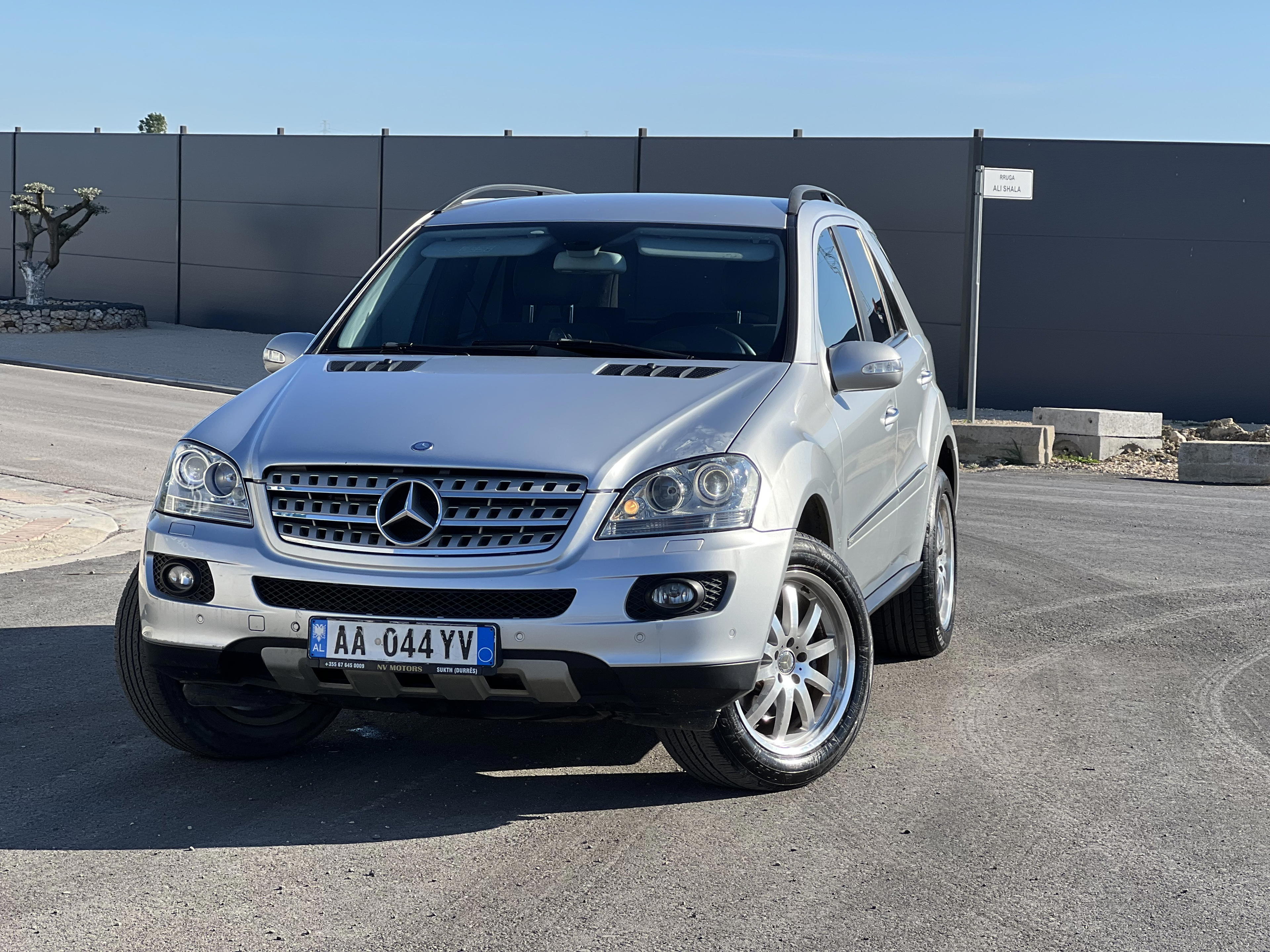 Mercedes-Benz M-Class - side view