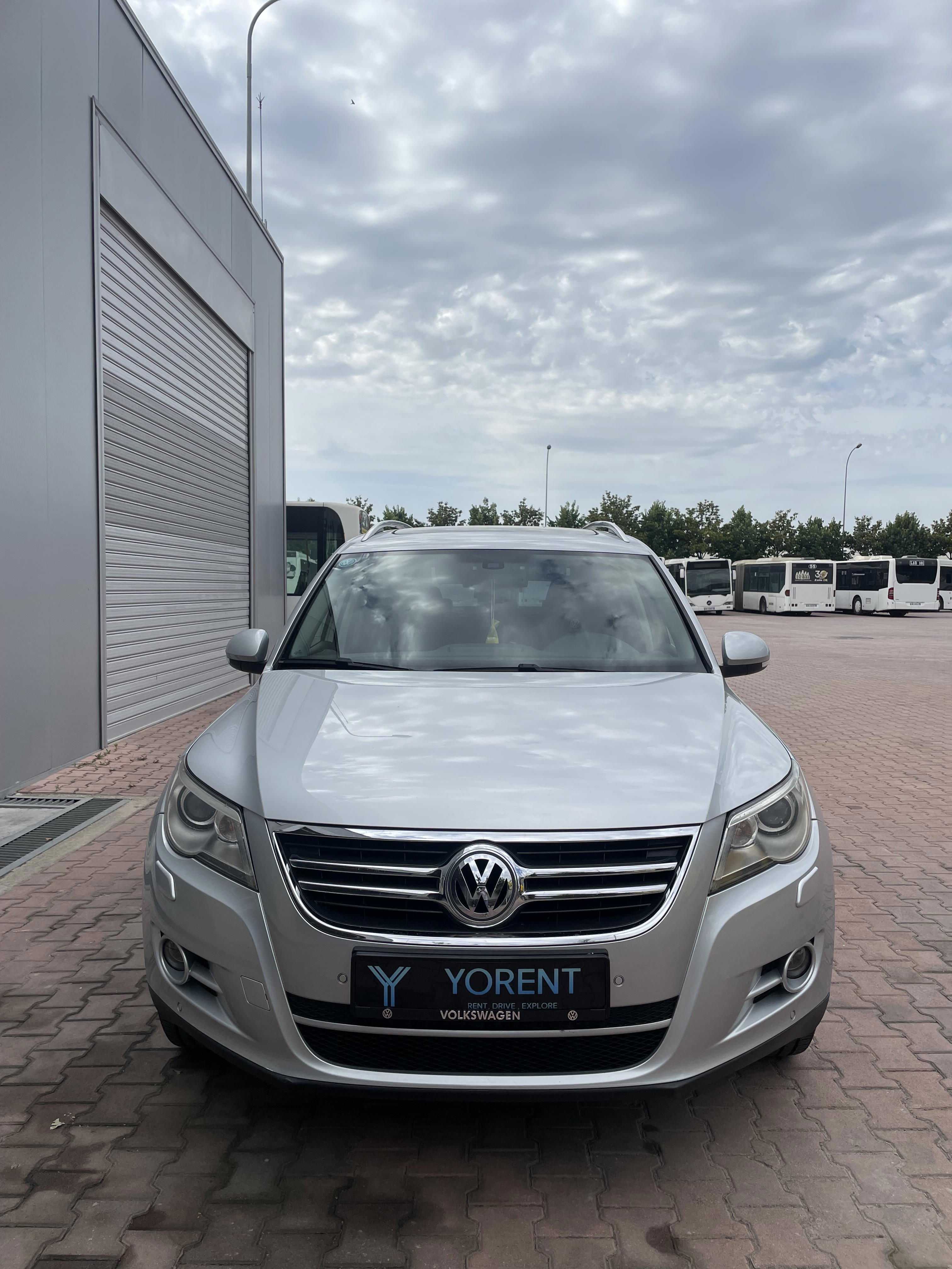Volkswagen Tiguan - side view