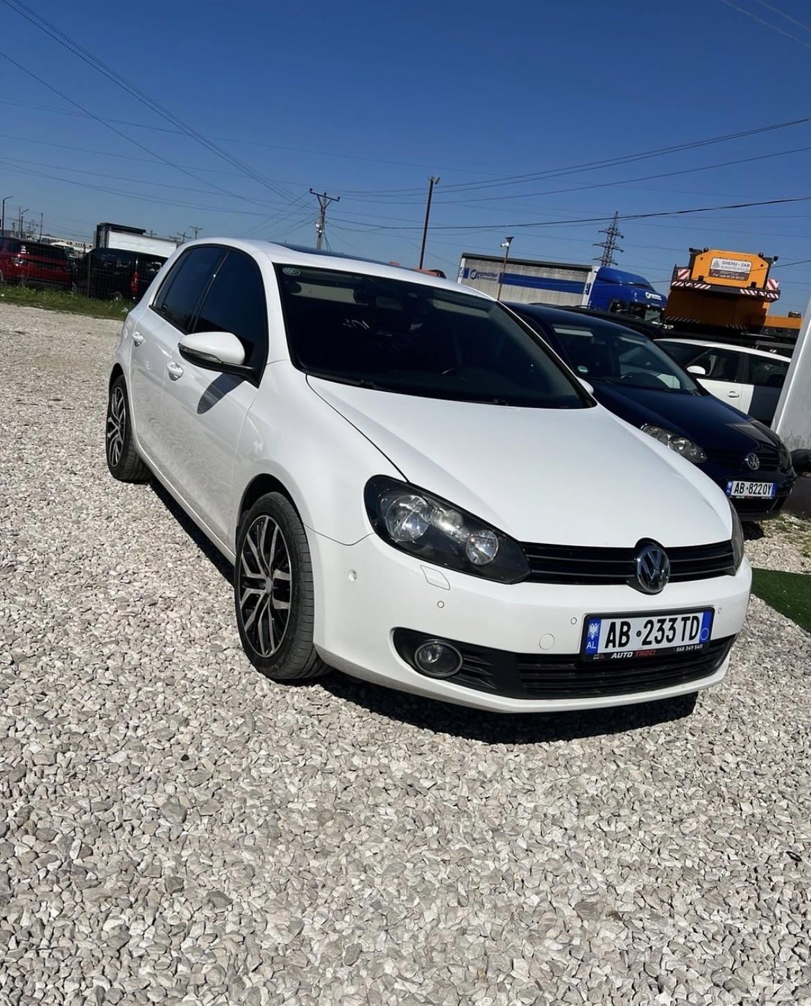 Volkswagen Golf - side view