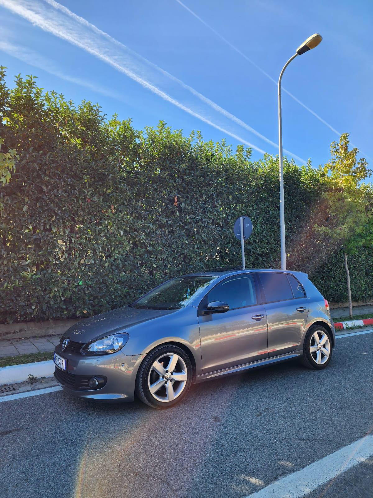 Volkswagen Golf - side view