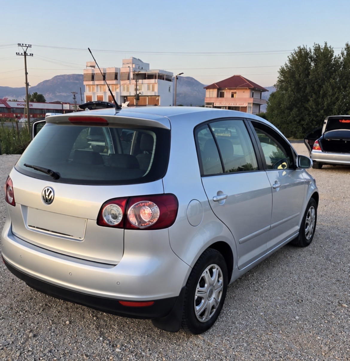 Volkswagen Golf Plus - side view