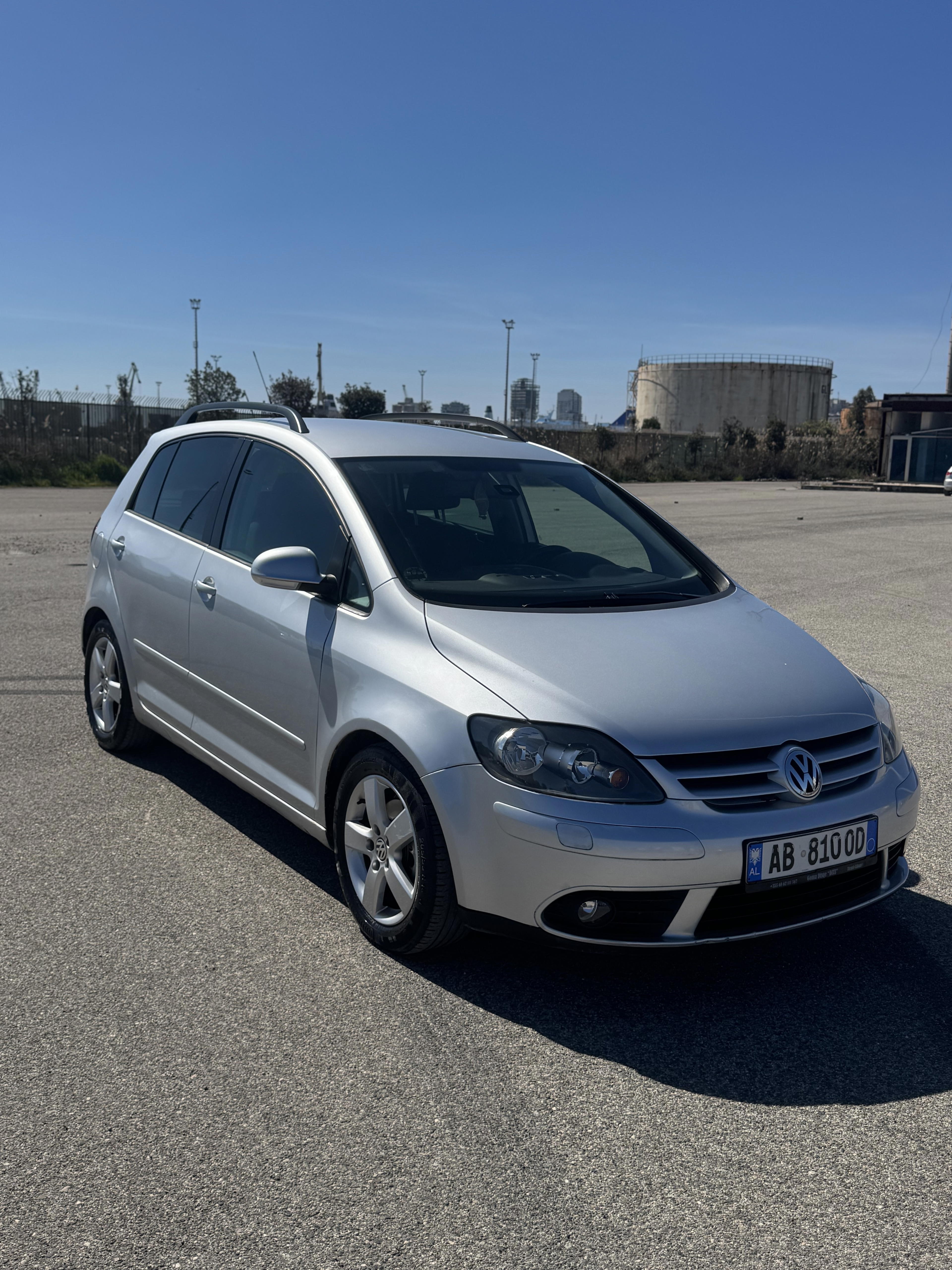 Volkswagen Golf Plus - side view
