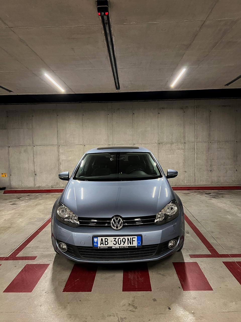 Volkswagen Golf - side view