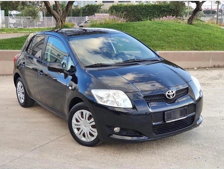 Toyota Auris - side view