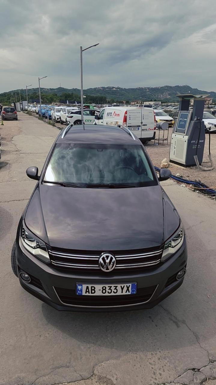 Volkswagen Tiguan - side view