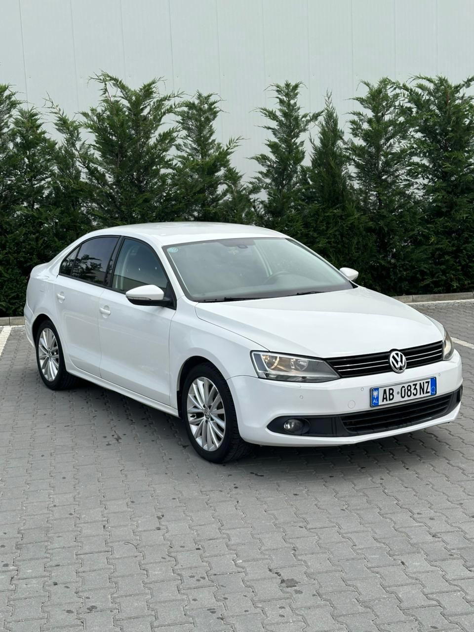 Volkswagen Jetta - side view