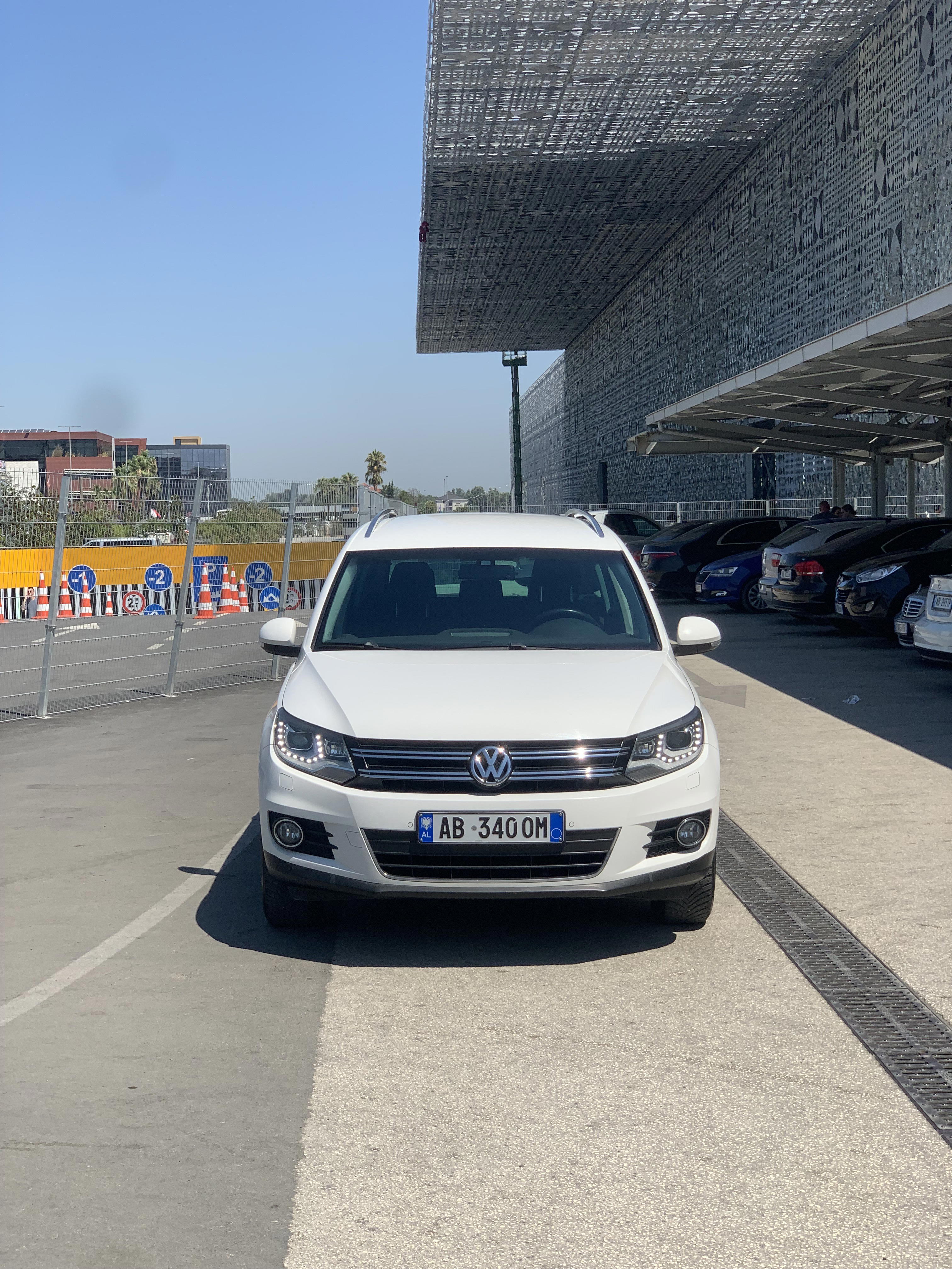 Volkswagen Tiguan - side view