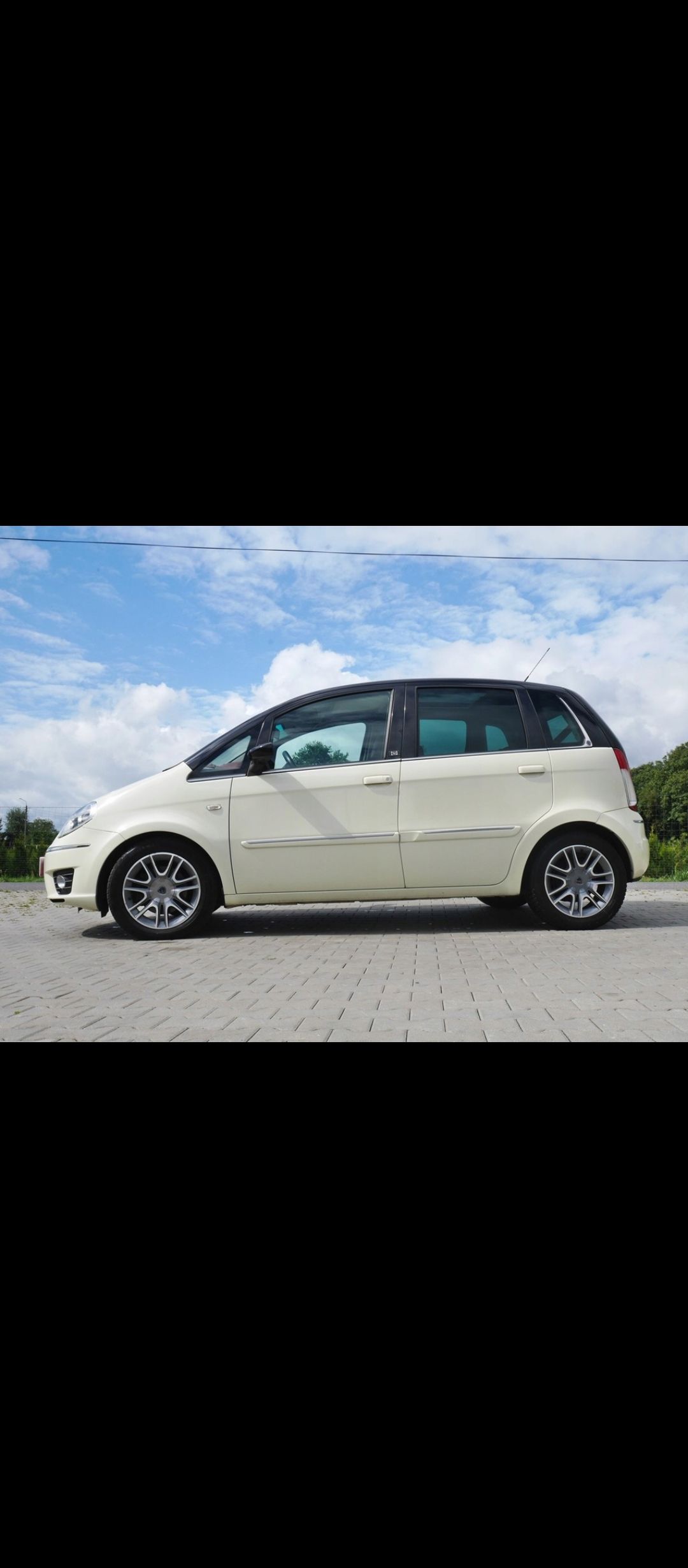 Lancia Ypsilon - side view