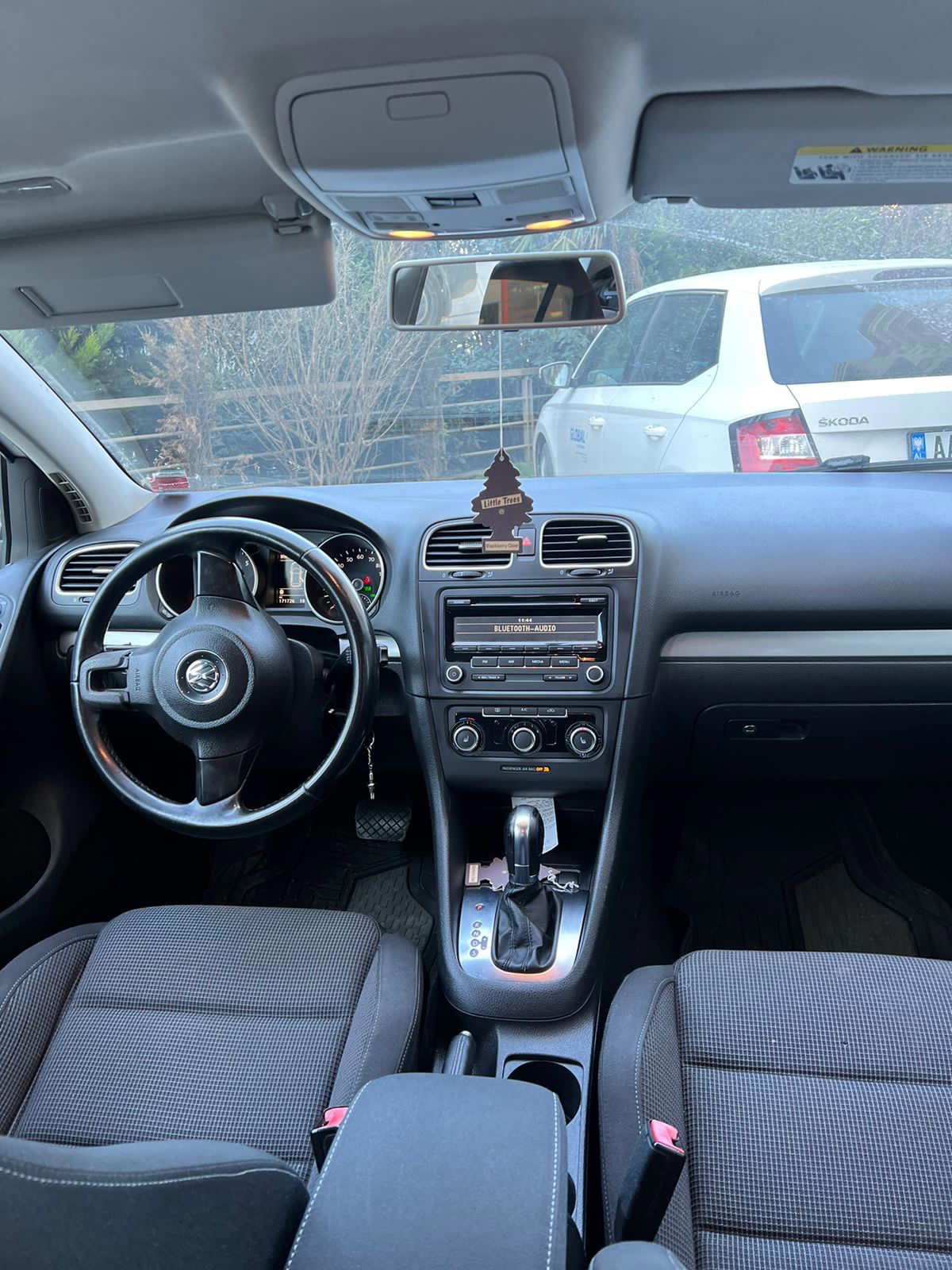 Volkswagen Golf - side view
