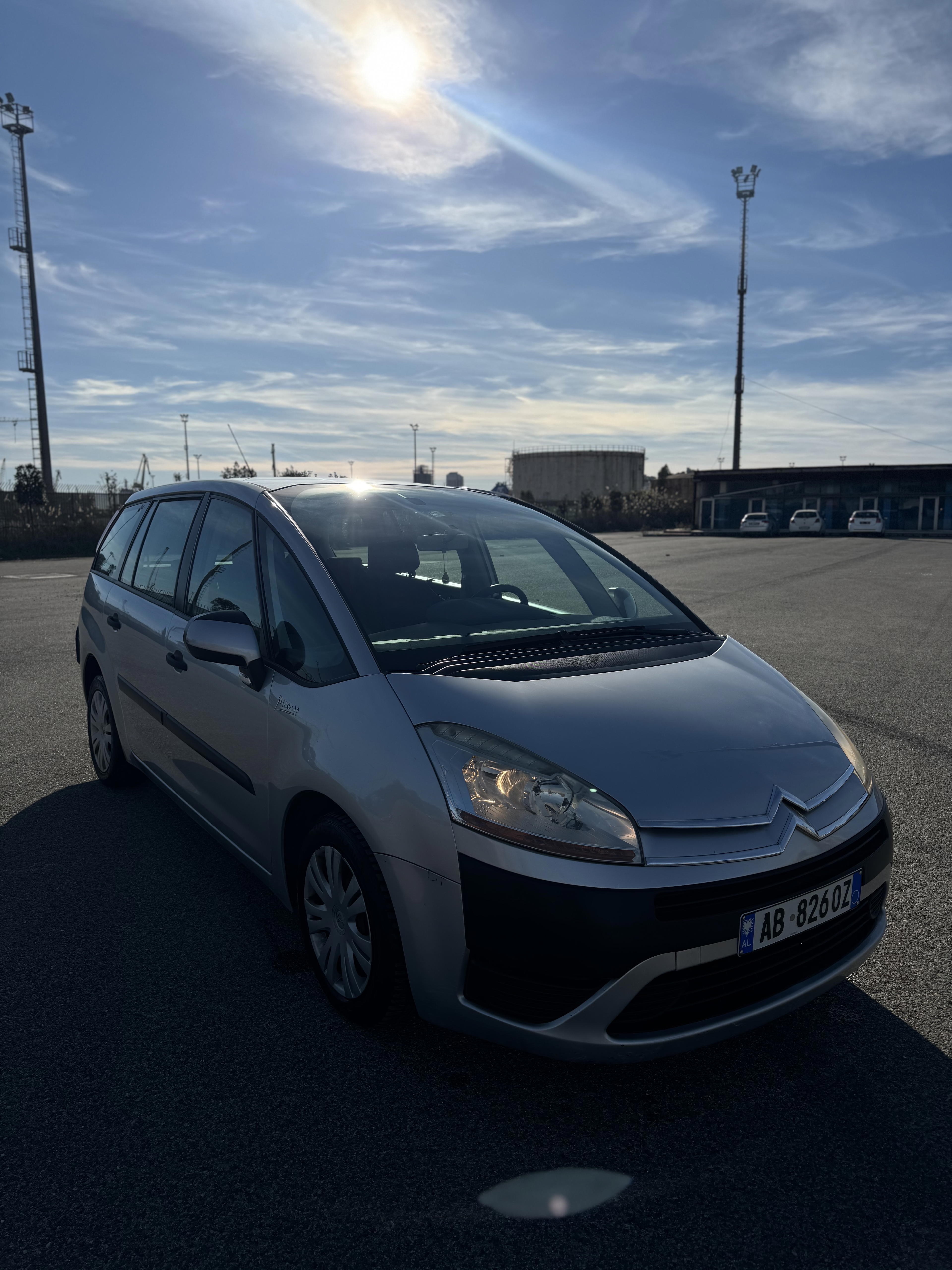 Citroen C4 Picasso - side view