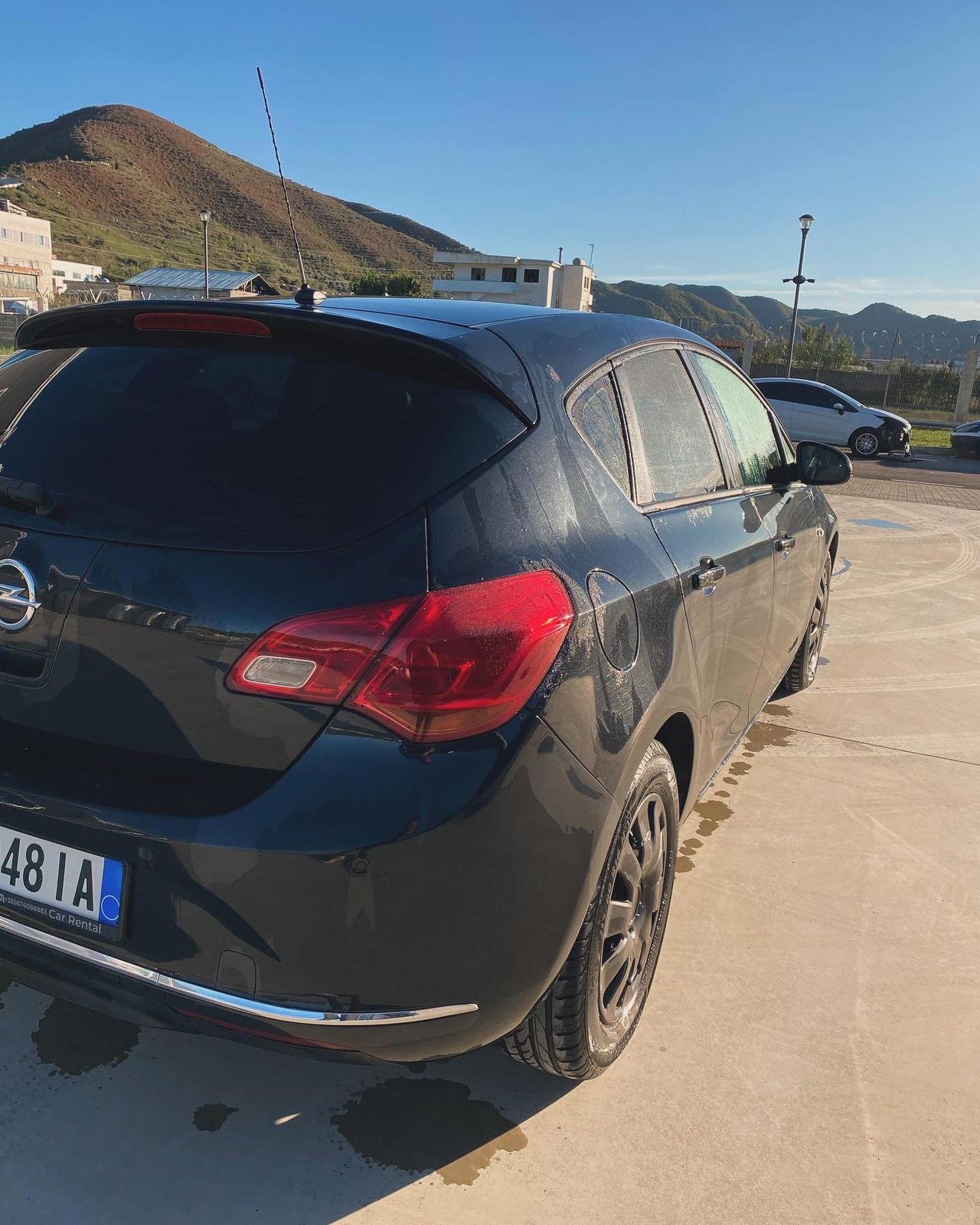 Opel Astra - side view