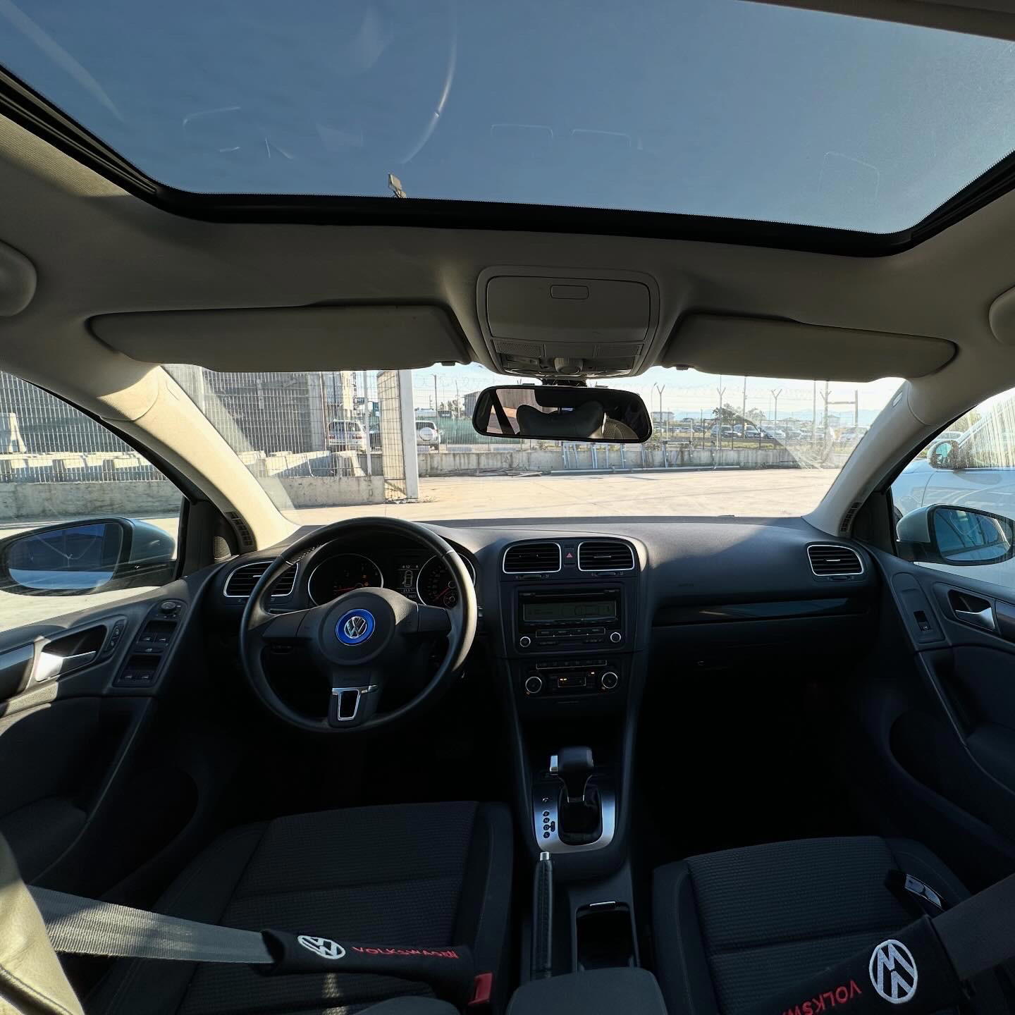 Volkswagen Golf - side view