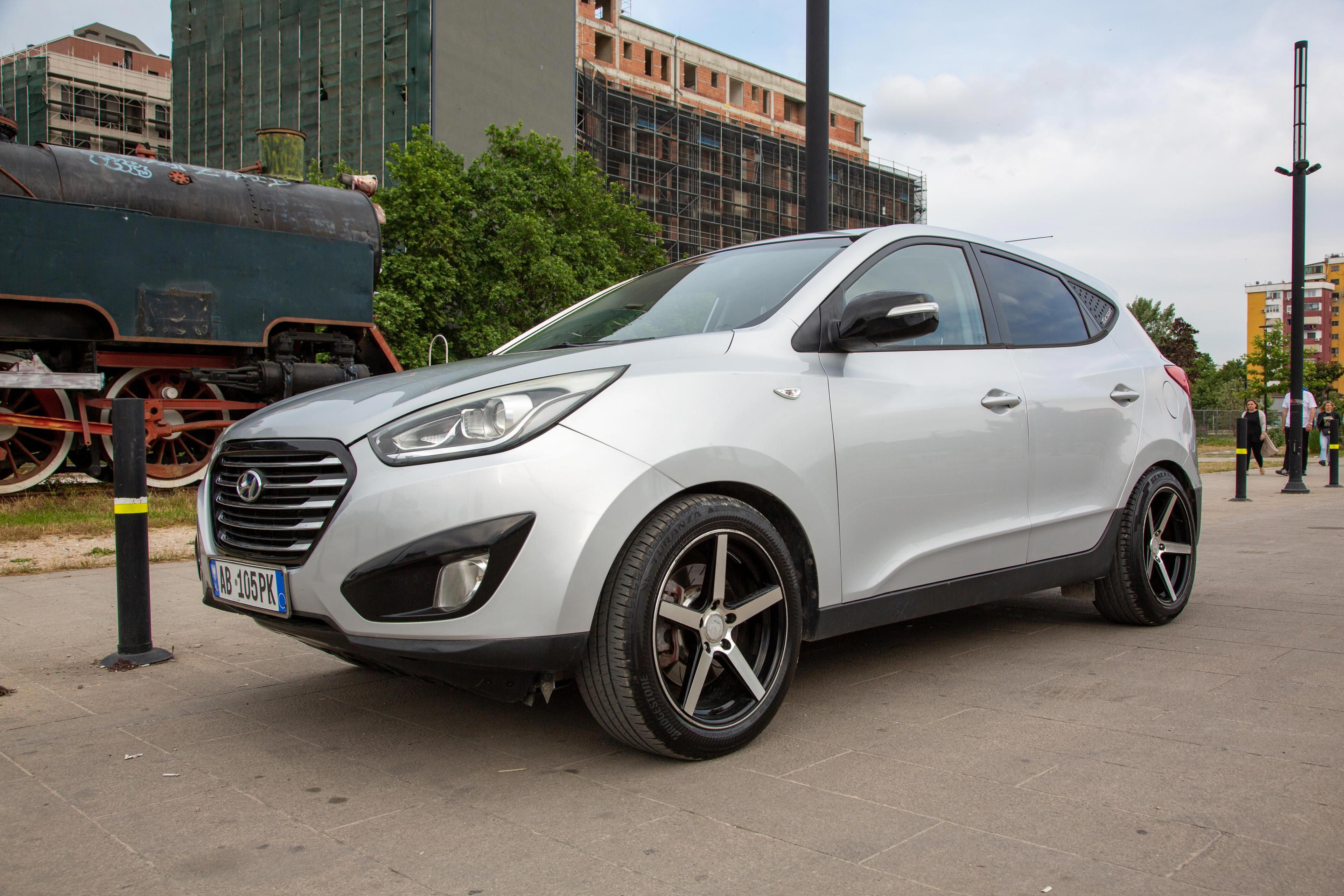 Hyundai Tucson - side view