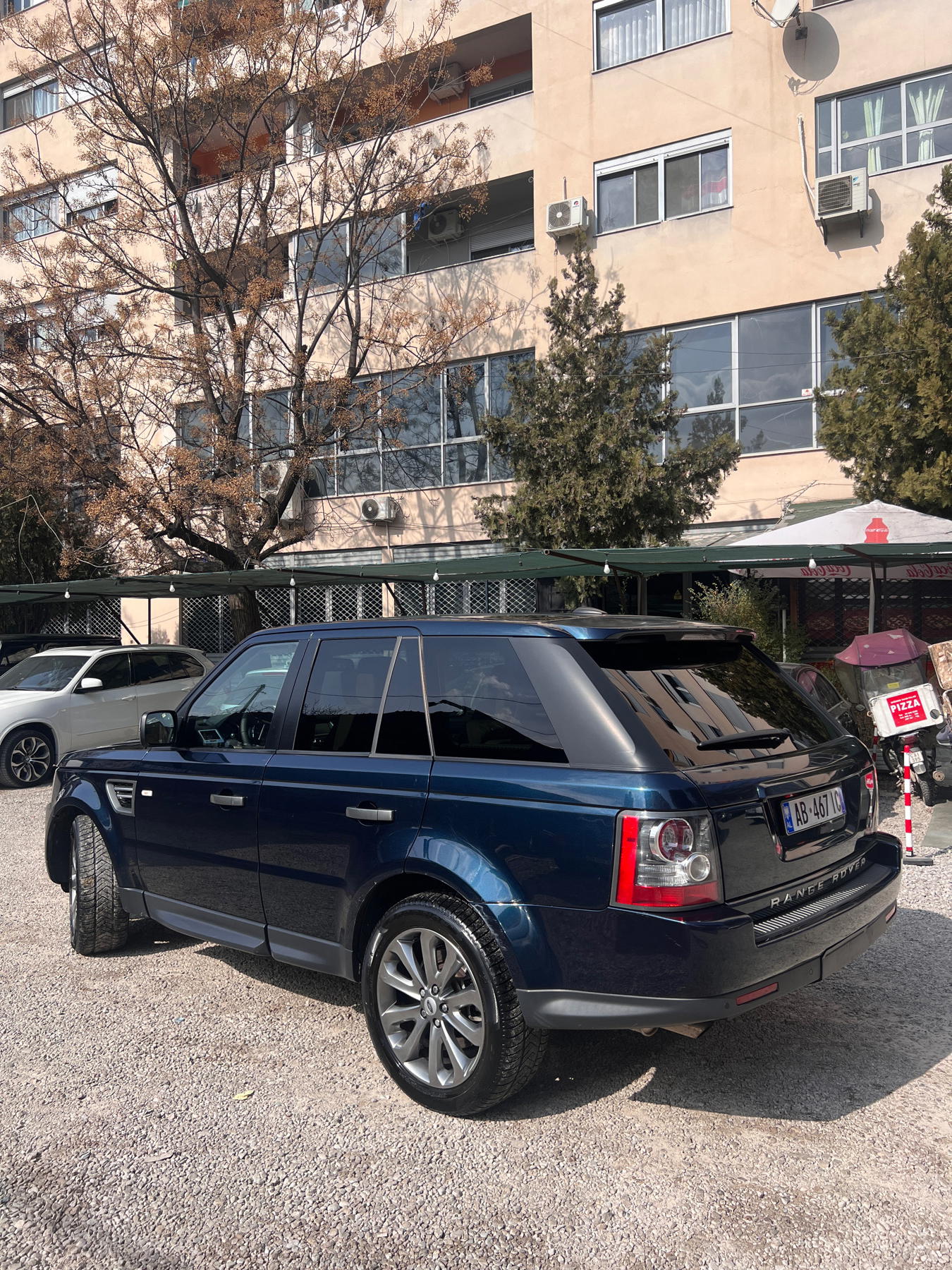 Land Rover Range Rover Sport - side view