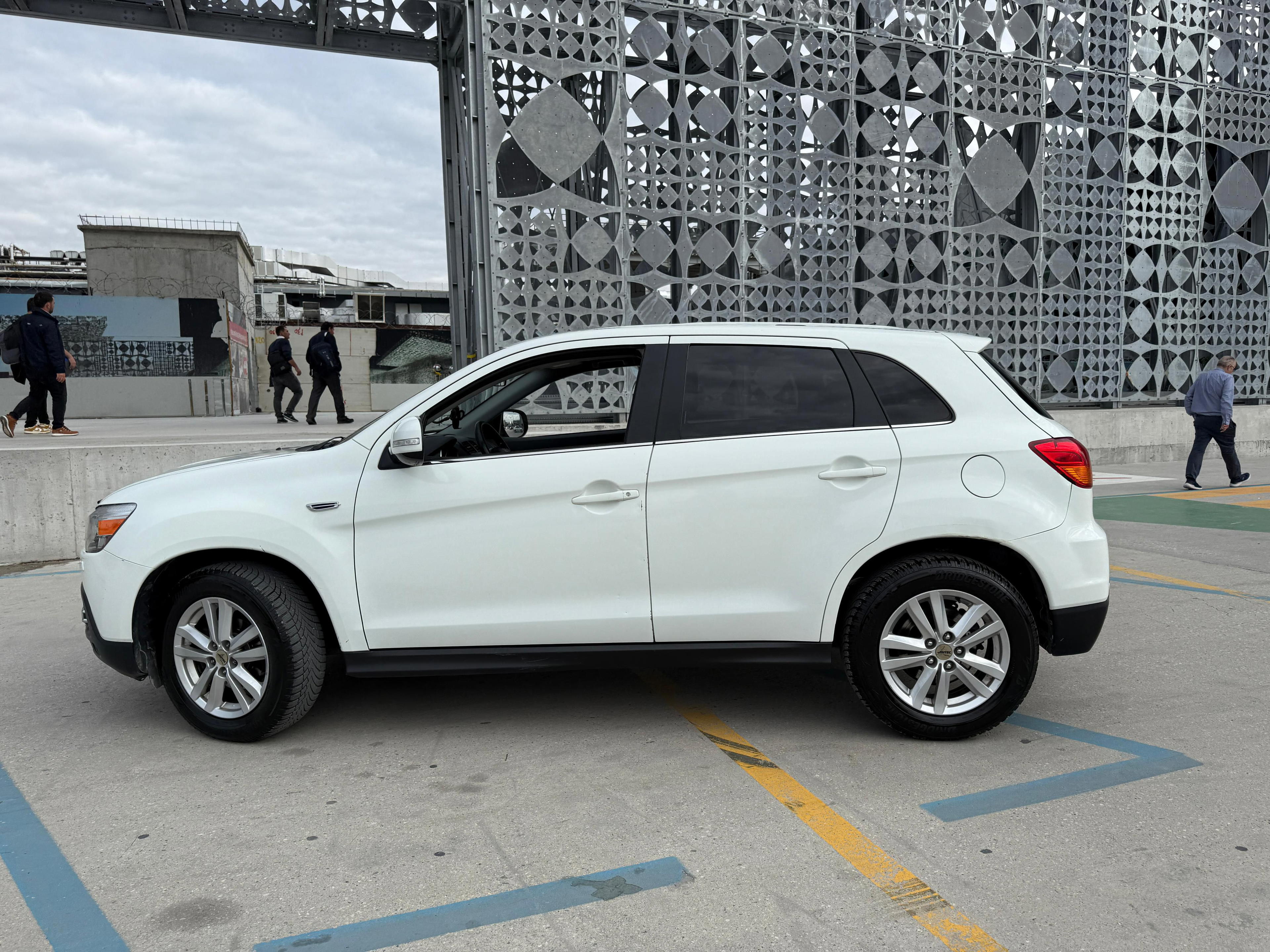 Mitsubishi Outlander - side view