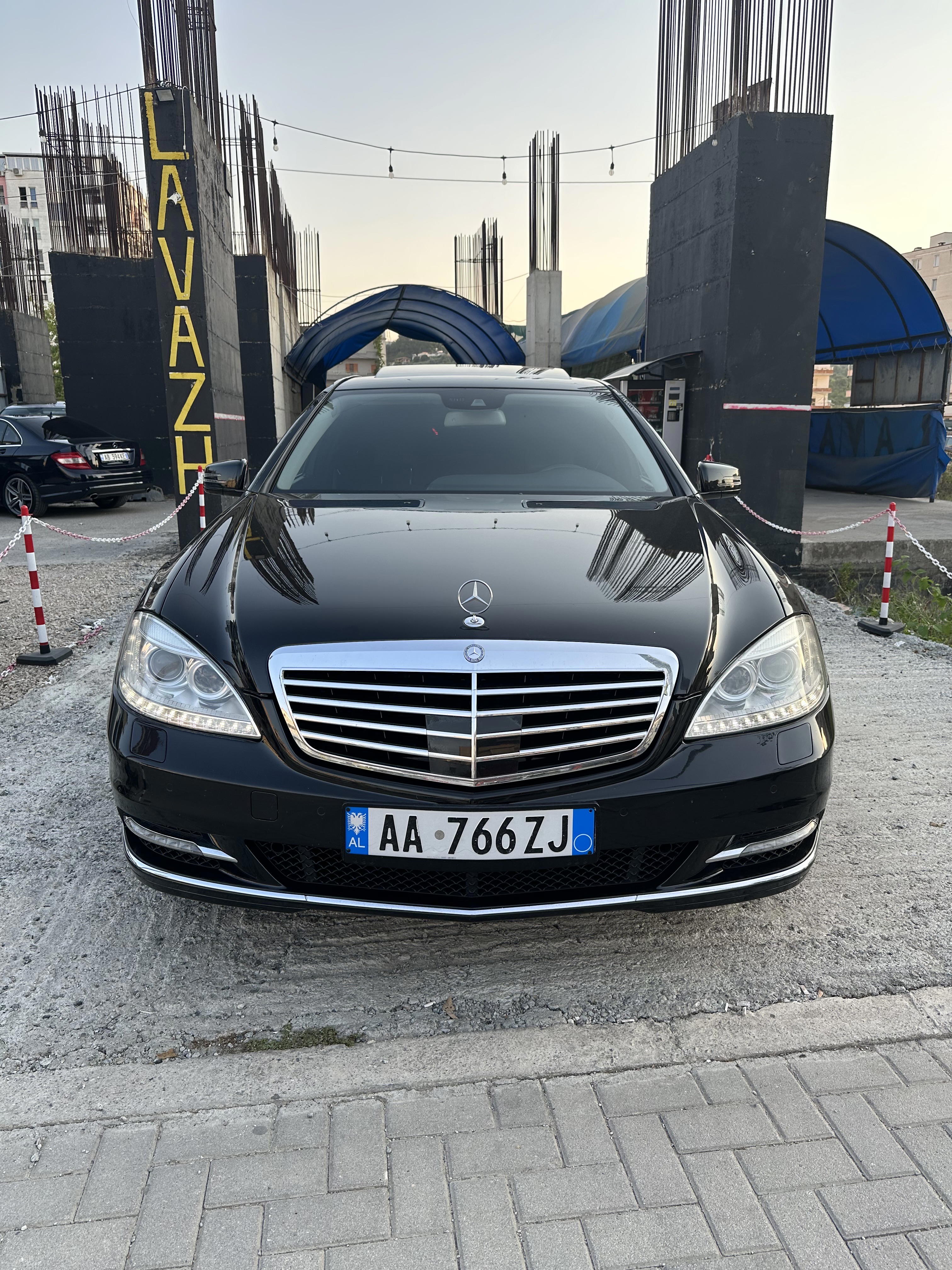 Mercedes-Benz S-Class - side view