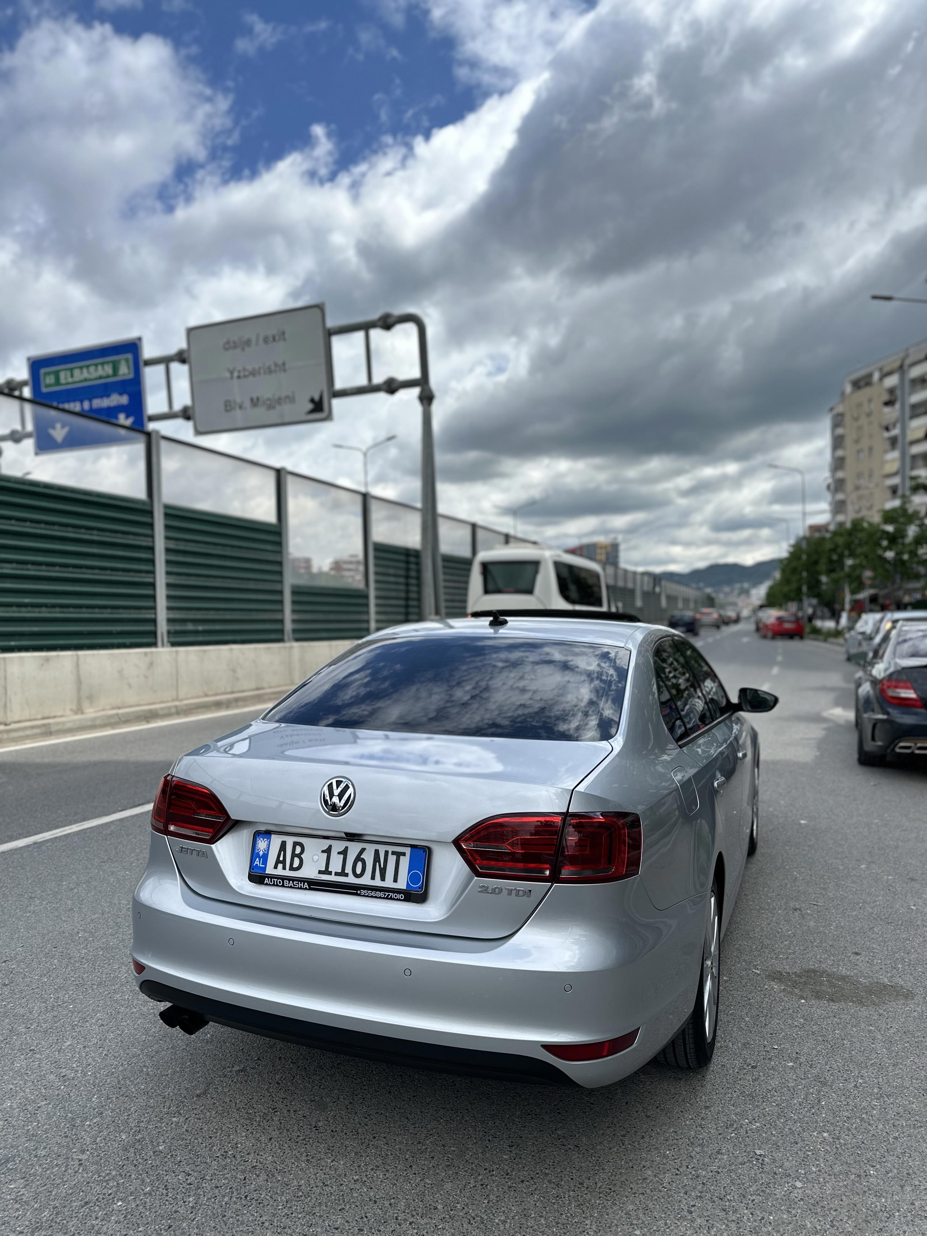 Volkswagen Jetta - side view